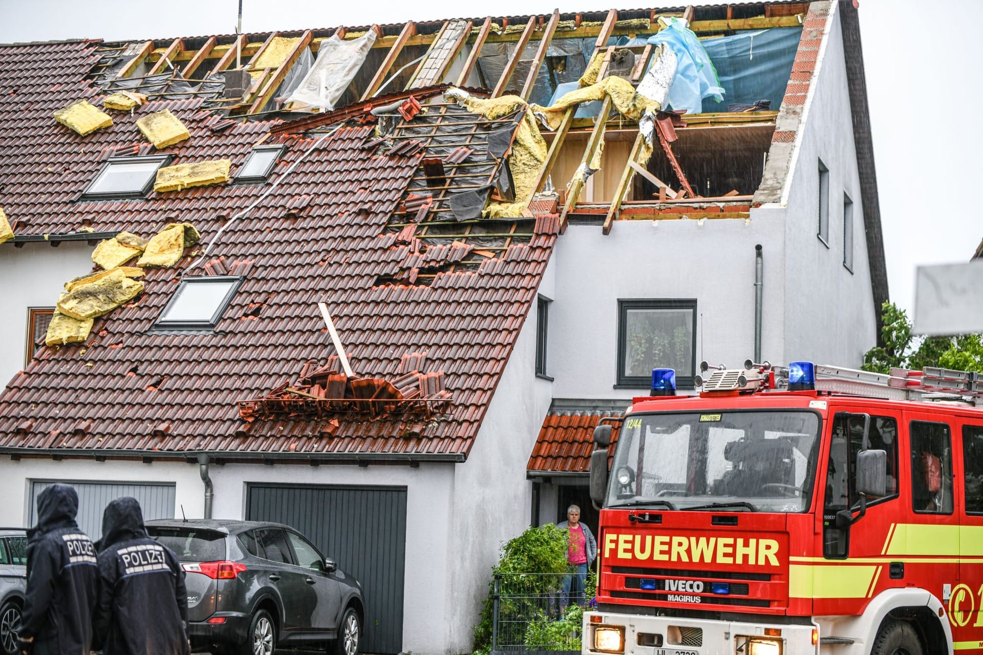 Einsatzkräfte von Feuerwehr und Polizei sind im Stadtteil Donaustetten im Einsatz, nachdem durch das Unwetter das Dach eines Reihenhauses stark beschädigt wurde.