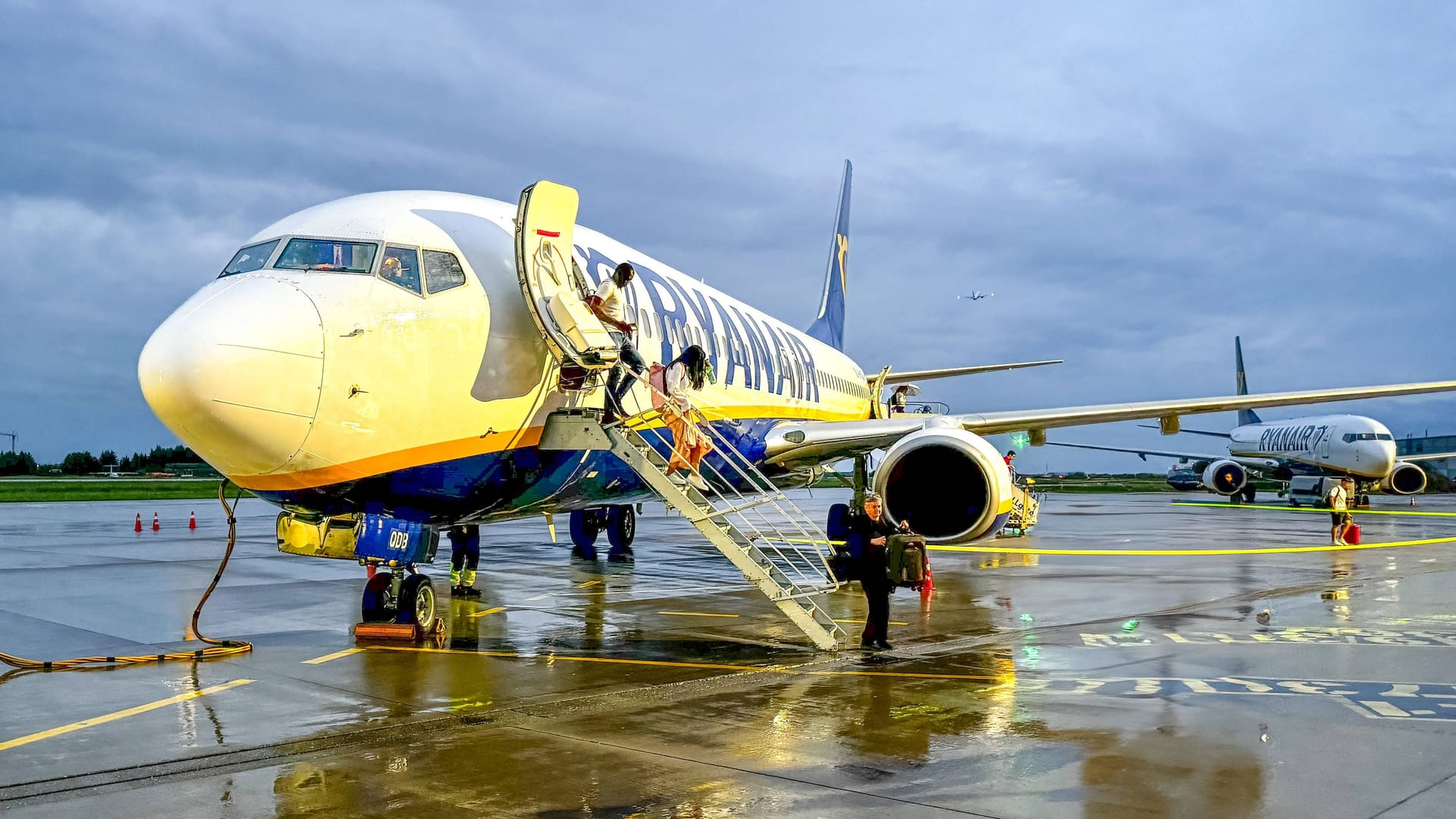 Eine Ryanair-Maschine auf dem Rollfeld: Die Passagiere verlassen das Flugzeug (Archivbild). Eine Ryanair-Maschine auf dem Rollfeld: Die Passagiere verlassen das Flugzeug (Archivbild).