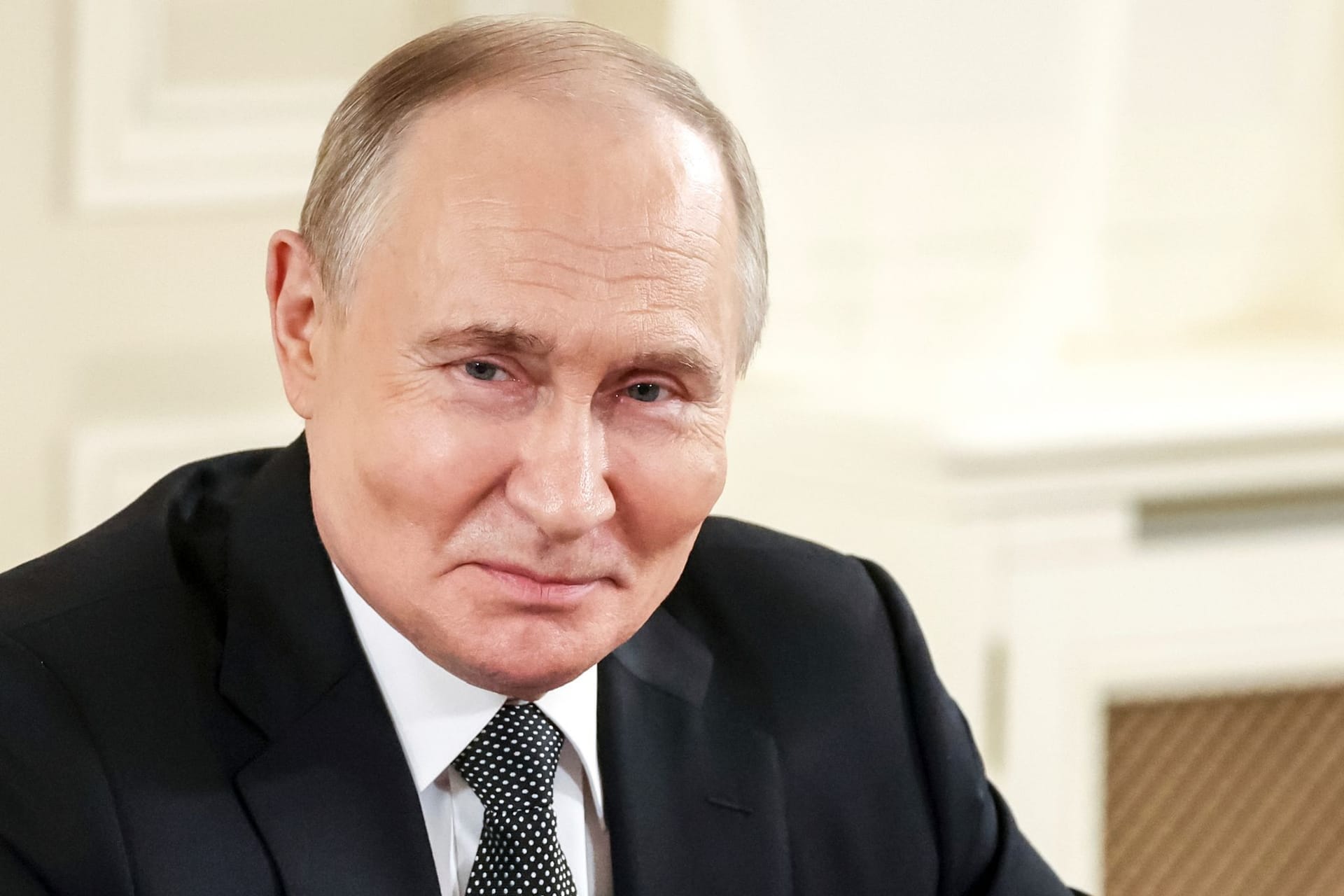 Wladimir Putin spricht mit Vertretern internationaler Nachrichtenagenturen in St. Peterburg. Er gab auch ein privates Detail bekannt.