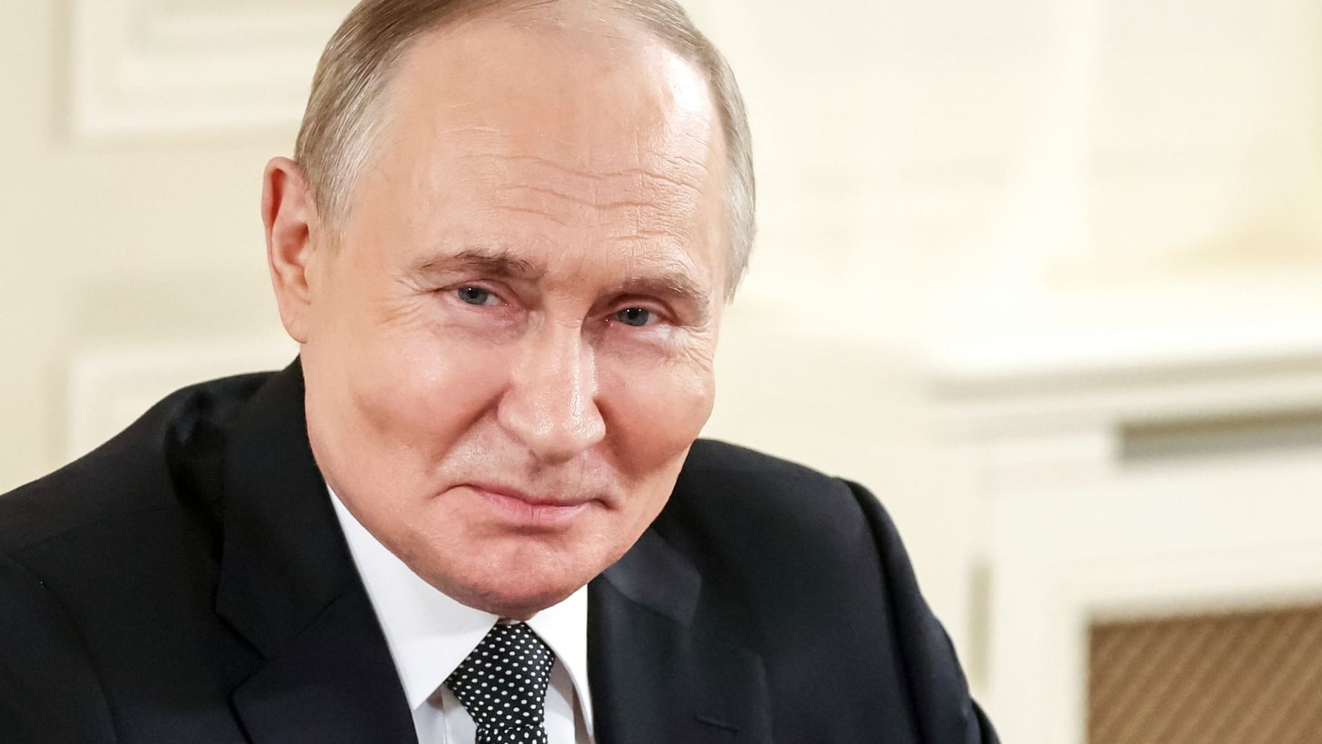 Wladimir Putin spricht mit Vertretern internationaler Nachrichtenagenturen in St. Peterburg. Er gab auch ein privates Detail bekannt.