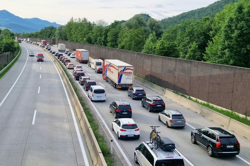 Pfingst-Stau auf Österreichs Tauernautobahn: Die Blechlawine reicht bis über die deutsche Grenze nach Bayern zurück.