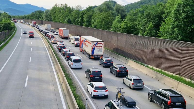 Pfingst-Stau auf Österreichs Tauernautobahn: Die Blechlawine reicht bis über die deutsche Grenze nach Bayern zurück.