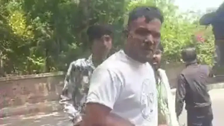 Blut im Gesicht: Vishwash Kumar Ramesh soll den Flugabsturz in Indien überlebt haben.