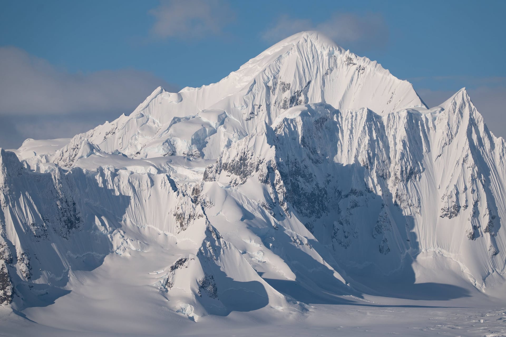 Eisige Bergspitzen in der Antarktis: Forscher enthüllen darunter verborgene urzeitliche Landschaften.