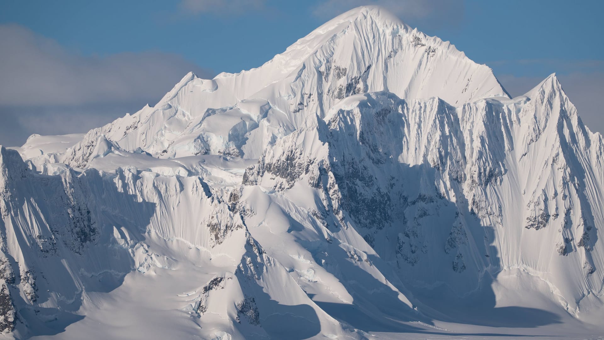 Eisige Bergspitzen in der Antarktis: Forscher enthüllen darunter verborgene urzeitliche Landschaften.