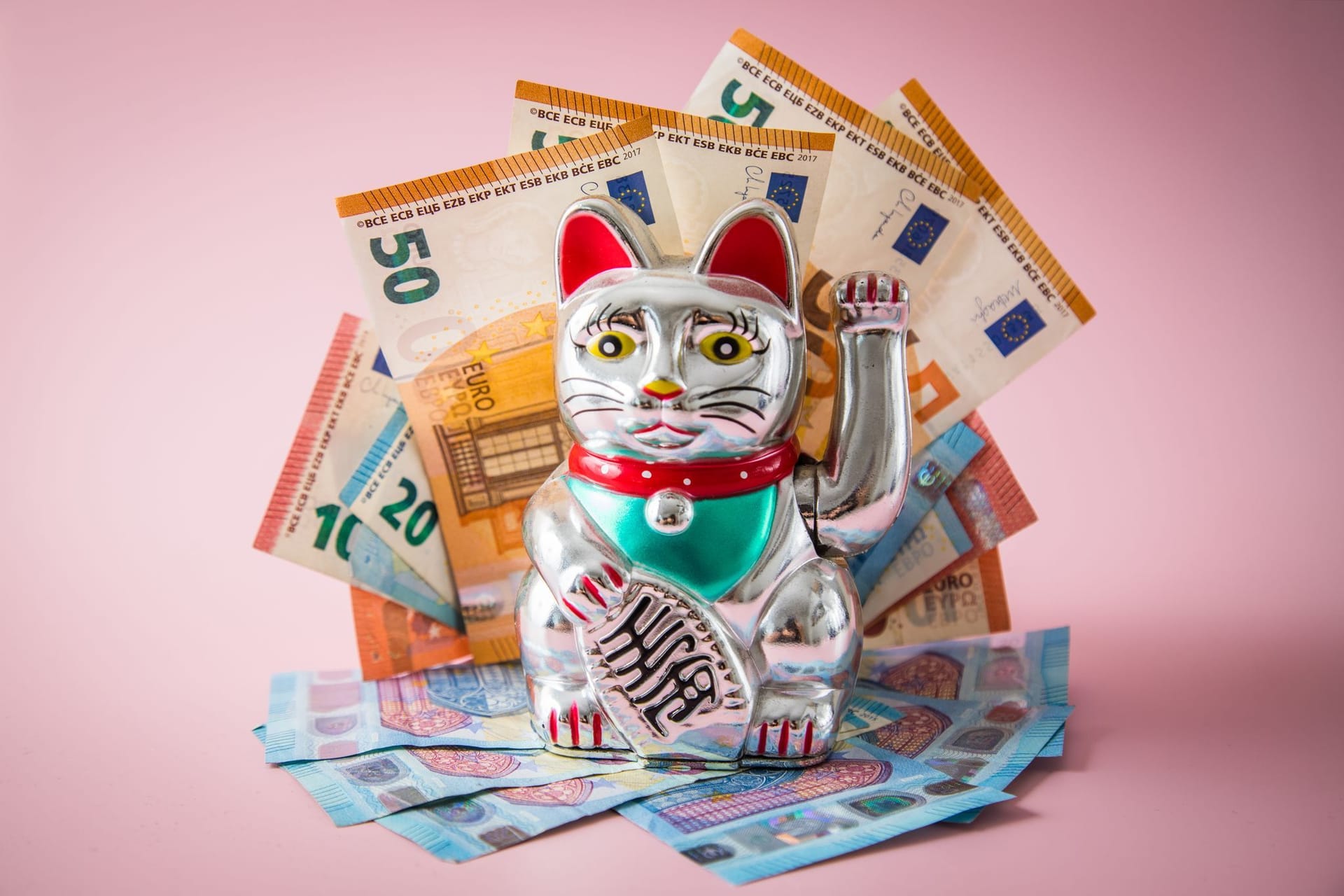 Japanische Glückskatze Maneki-neko mit Geldscheinen