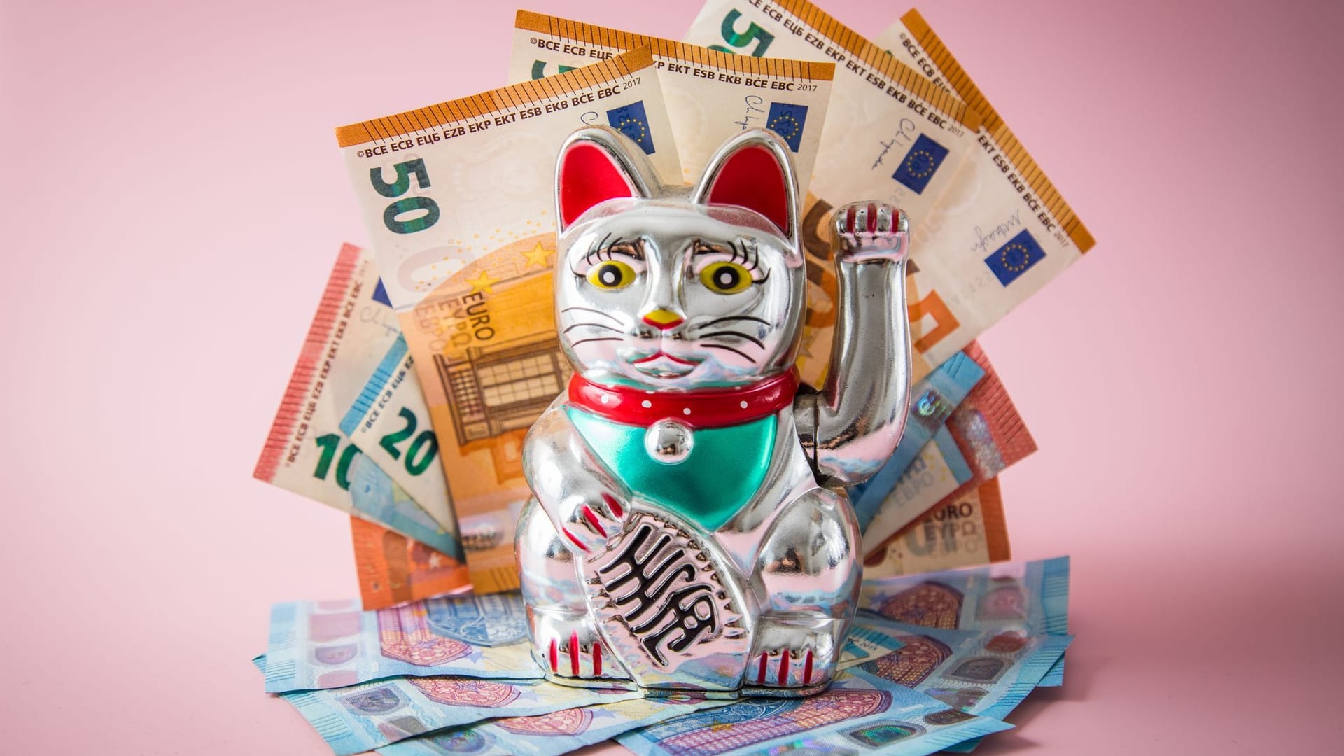 Japanische Glückskatze Maneki-neko mit Geldscheinen Japanische Glückskatze Maneki-neko mit Geldscheinen