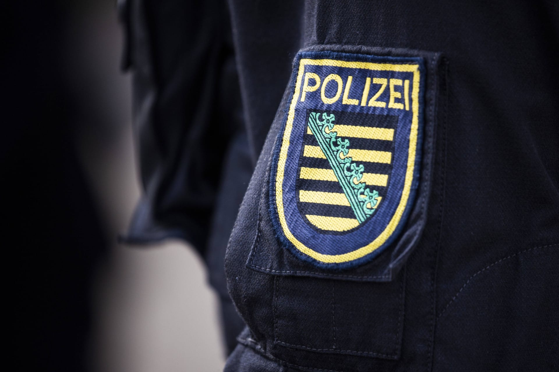 Polizei Sachsen, aufgenommen bei einer Demonstration in Berlin, 21.04.2021. Am heutigen Mittwoch wird eine Aenderung des Infektionsschutzgesetzes im Deutschen Bundestag beschlossen. Diese beschreibt unter anderem eine bundesweite Ausgangssperre zwischen 22 Uhr und 5 Uhr ab einer 7-Tages-Inzidenz von 100 sowie eine Regelung fuer den Umgang mit Geimpften. Corona-Skeptiker, Verschwoerungstheoretiker und andere protestieren gegen die Beschluesse im Berliner Regierungsviertel. Berlin Deutschland