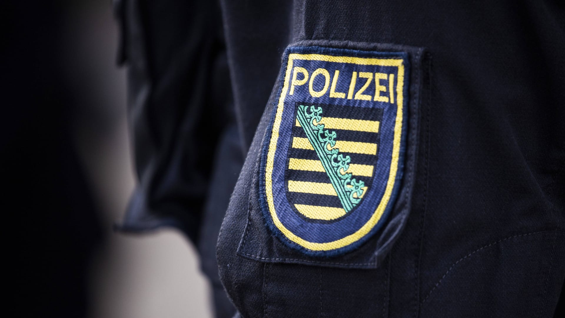 Polizei Sachsen, aufgenommen bei einer Demonstration in Berlin, 21.04.2021. Am heutigen Mittwoch wird eine Aenderung des Infektionsschutzgesetzes im Deutschen Bundestag beschlossen. Diese beschreibt unter anderem eine bundesweite Ausgangssperre zwischen 22 Uhr und 5 Uhr ab einer 7-Tages-Inzidenz von 100 sowie eine Regelung fuer den Umgang mit Geimpften. Corona-Skeptiker, Verschwoerungstheoretiker und andere protestieren gegen die Beschluesse im Berliner Regierungsviertel. Berlin Deutschland Polizei Sachsen, aufgenommen bei einer Demonstration in Berlin, 21.04.2021. Am heutigen Mittwoch wird eine Aenderung des Infektionsschutzgesetzes im Deutschen Bundestag beschlossen. Diese beschreibt unter anderem eine bundesweite Ausgangssperre zwischen 22 Uhr und 5 Uhr ab einer 7-Tages-Inzidenz von 100 sowie eine Regelung fuer den Umgang mit Geimpften. Corona-Skeptiker, Verschwoerungstheoretiker und andere protestieren gegen die Beschluesse im Berliner Regierungsviertel. Berlin Deutschland