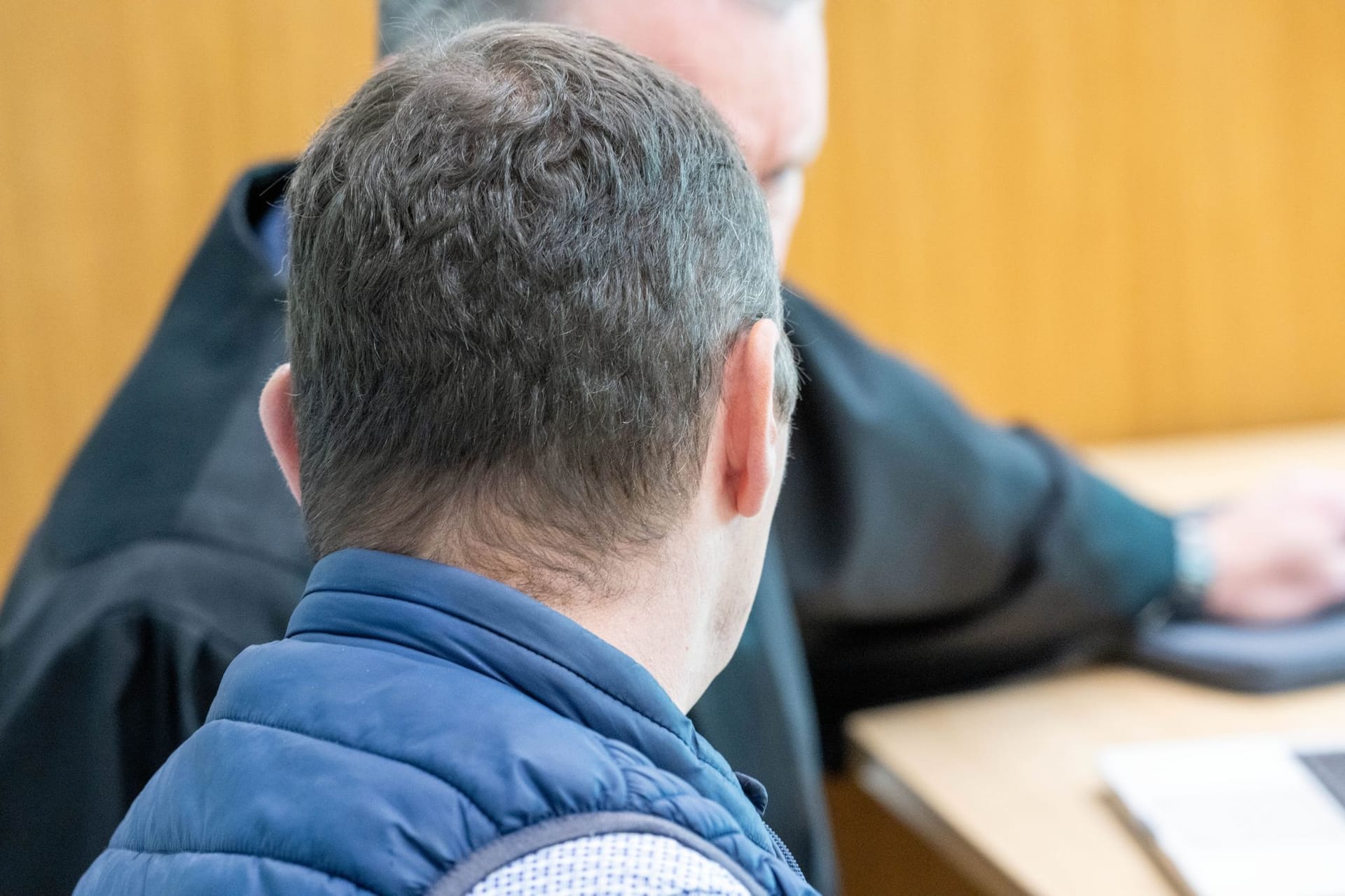 Der Angeklagte (vorne) mit seinem Anwalt im Gerichtssaal: Er soll auf Rügen einen Bremer Schüler mit dem Cabrio erfasst haben.