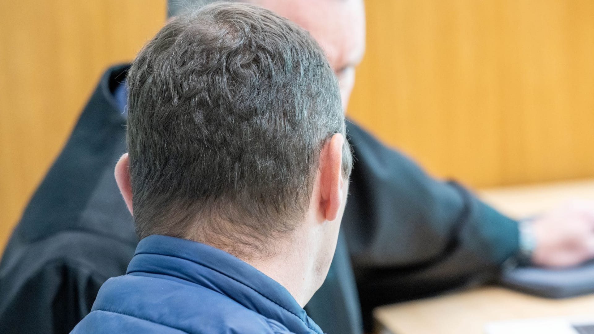 Der Angeklagte (vorne) mit seinem Anwalt im Gerichtssaal: Er soll auf Rügen einen Bremer Schüler mit dem Cabrio erfasst haben.