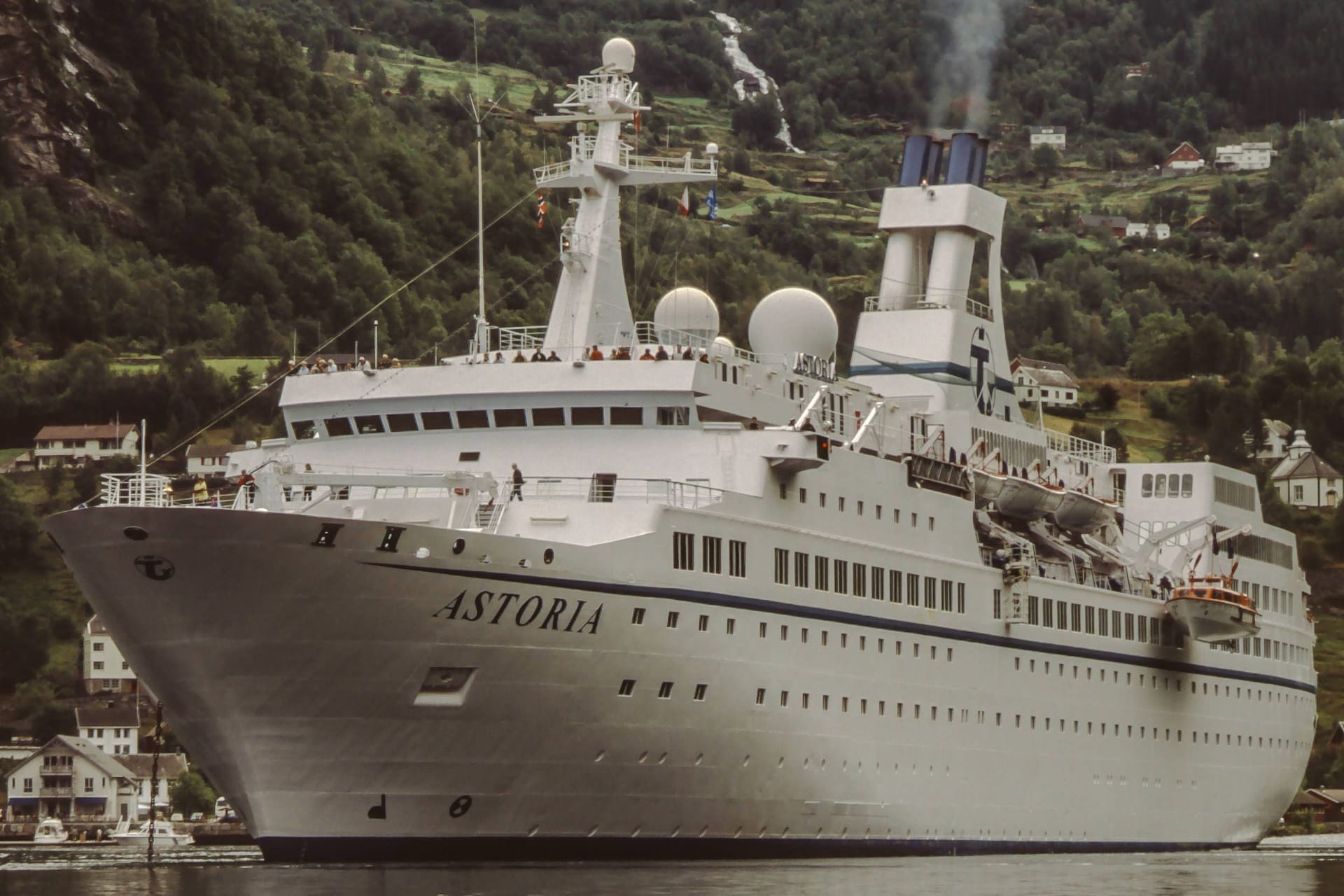 Das Kreuzfahrtschiff "Astoria" vor einer Fjordlandschaft (Archivbild): Die letzte Reise führt an einen wenig romantischen Ort.