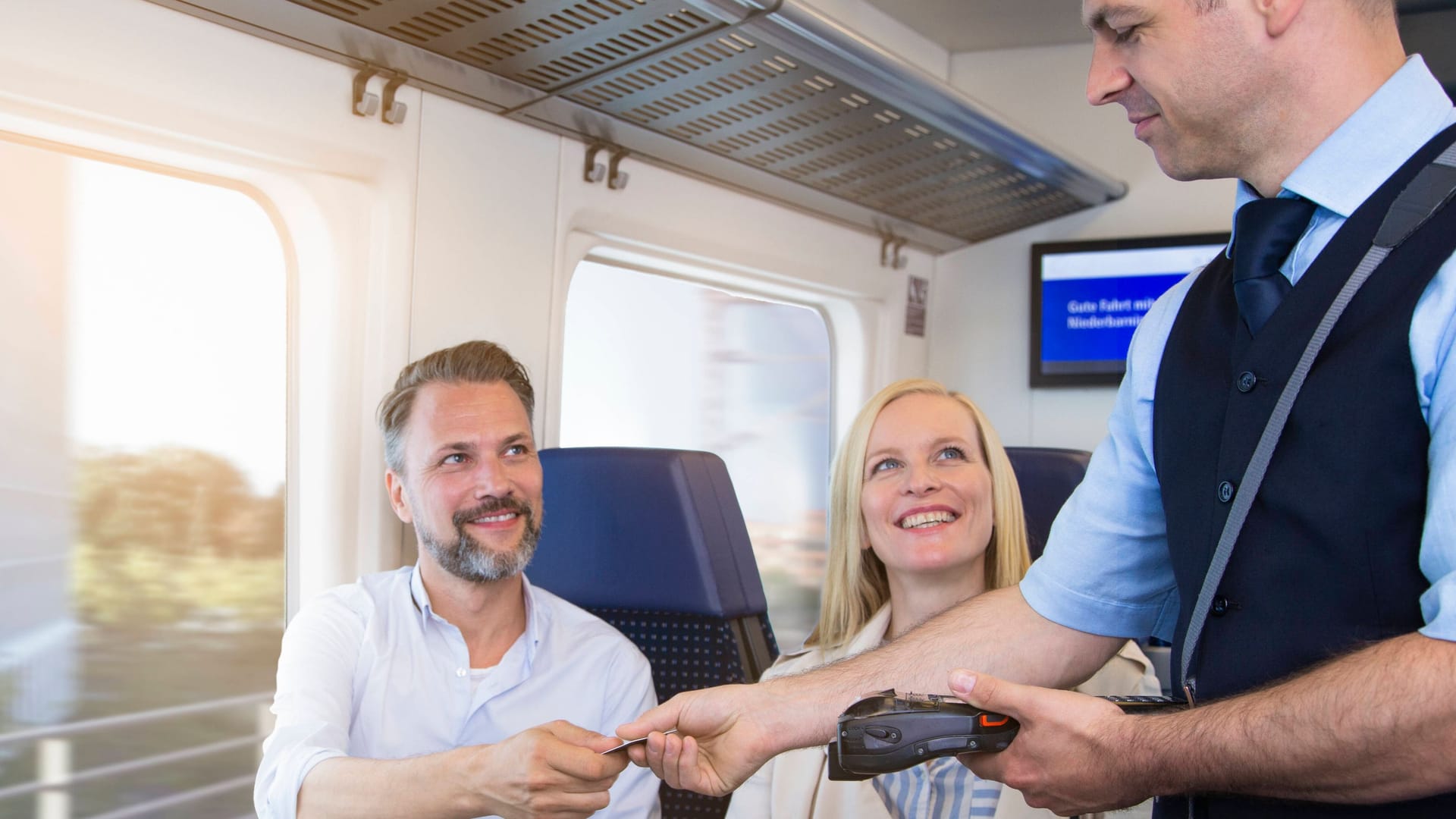 Passagiere bei einer Fahrkartenkontrolle im Zug (Symbolfoto): Ein Fahrkartenkontrolleur ist beim Arbeitszeitbetrug erwischt worden. Passagiere bei einer Fahrkartenkontrolle im Zug (Symbolfoto): Ein Fahrkartenkontrolleur ist beim Arbeitszeitbetrug erwischt worden.