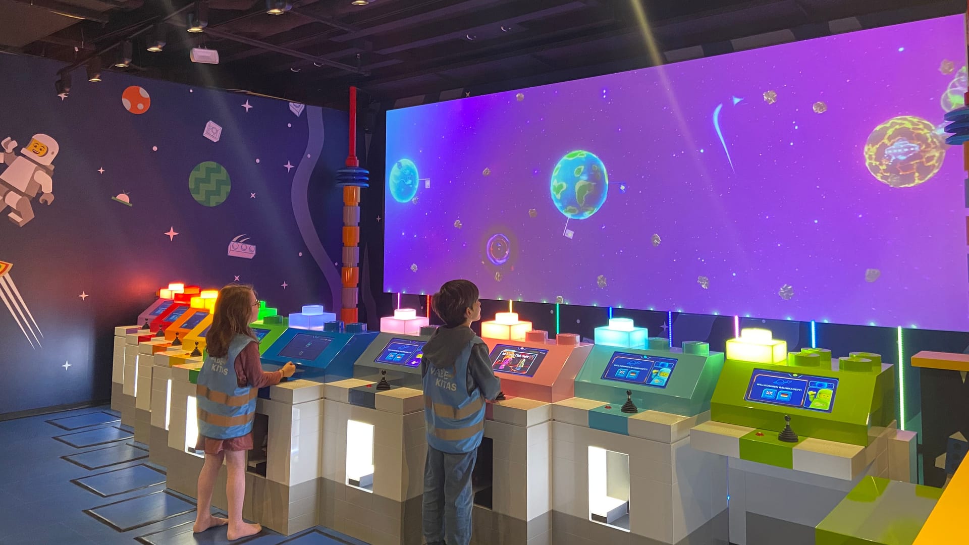 Zwei Kinder lassen mit einem Joystick ihre Rakete fliegen: Das neue Lego Discovery Centre hat einige digitale Spielmöglichkeiten zu bieten.