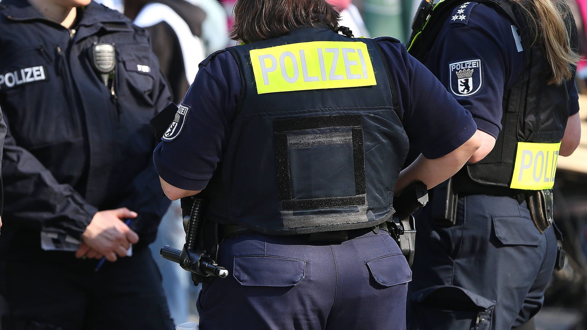 Polizistinnen im Einsatz (Symbolbild): Der Vorfall ereignete sich auf einem Spielplatz.