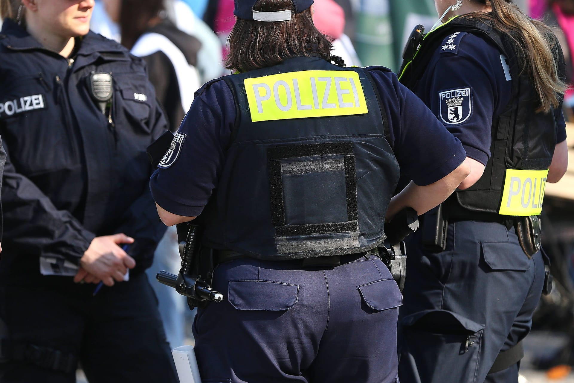 Polizistinnen im Einsatz (Symbolbild): Der Vorfall ereignete sich auf einem Spielplatz.