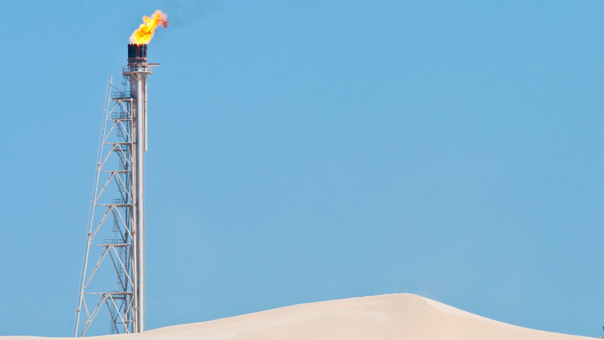Fackel einer Ölraffinerie in der Wüste (Symbolbild): Der Preis von Öl und Gas sinkt auf den Stand vor den Kampfhandlungen zwischen Israel und dem Iran. Fackel einer Ölraffinerie in der Wüste (Symbolbild): Der Preis von Öl und Gas sinkt auf den Stand vor den Kampfhandlungen zwischen Israel und dem Iran.