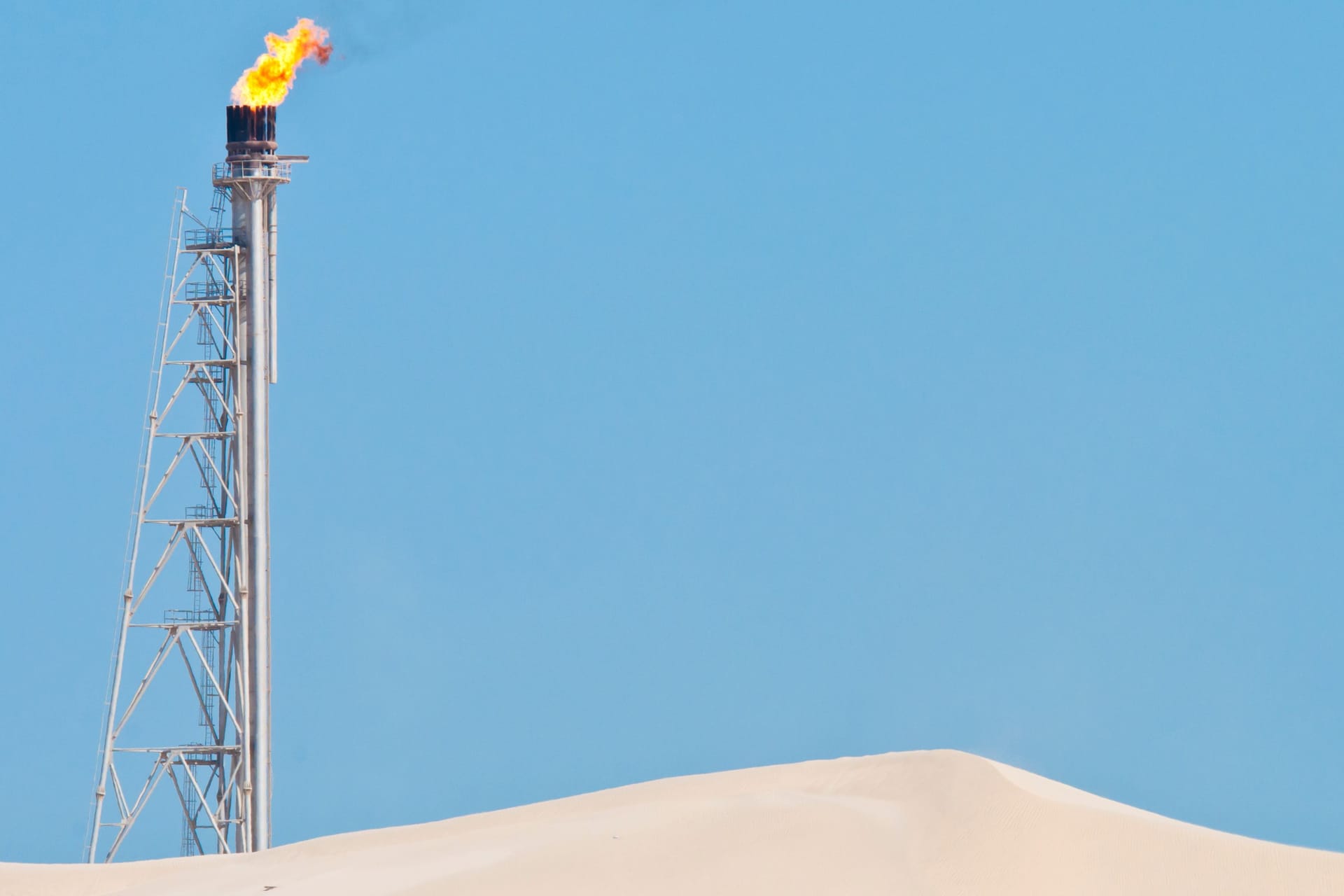 Fackel einer Ölraffinerie in der Wüste (Symbolbild): Der Preis von Öl und Gas sinkt auf den Stand vor den Kampfhandlungen zwischen Israel und dem Iran.