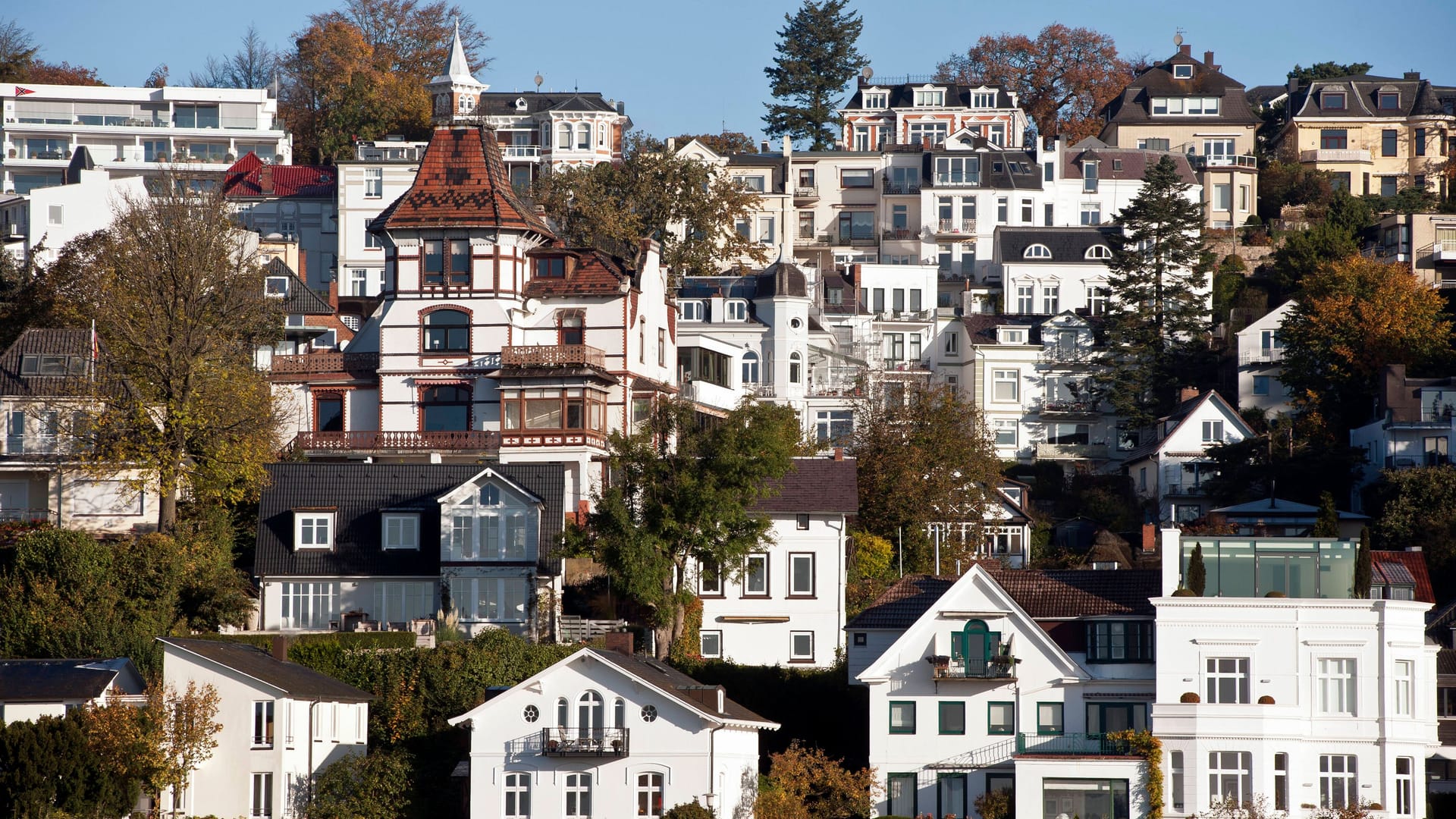 Villen in den Elbvororten: In Hamburgs exklusivsten Lagen wie Blankenese werden nach wie vor Höchstpreise für Immobilien erzielt. Villen in den Elbvororten: In Hamburgs exklusivsten Lagen wie Blankenese werden nach wie vor Höchstpreise für Immobilien erzielt.