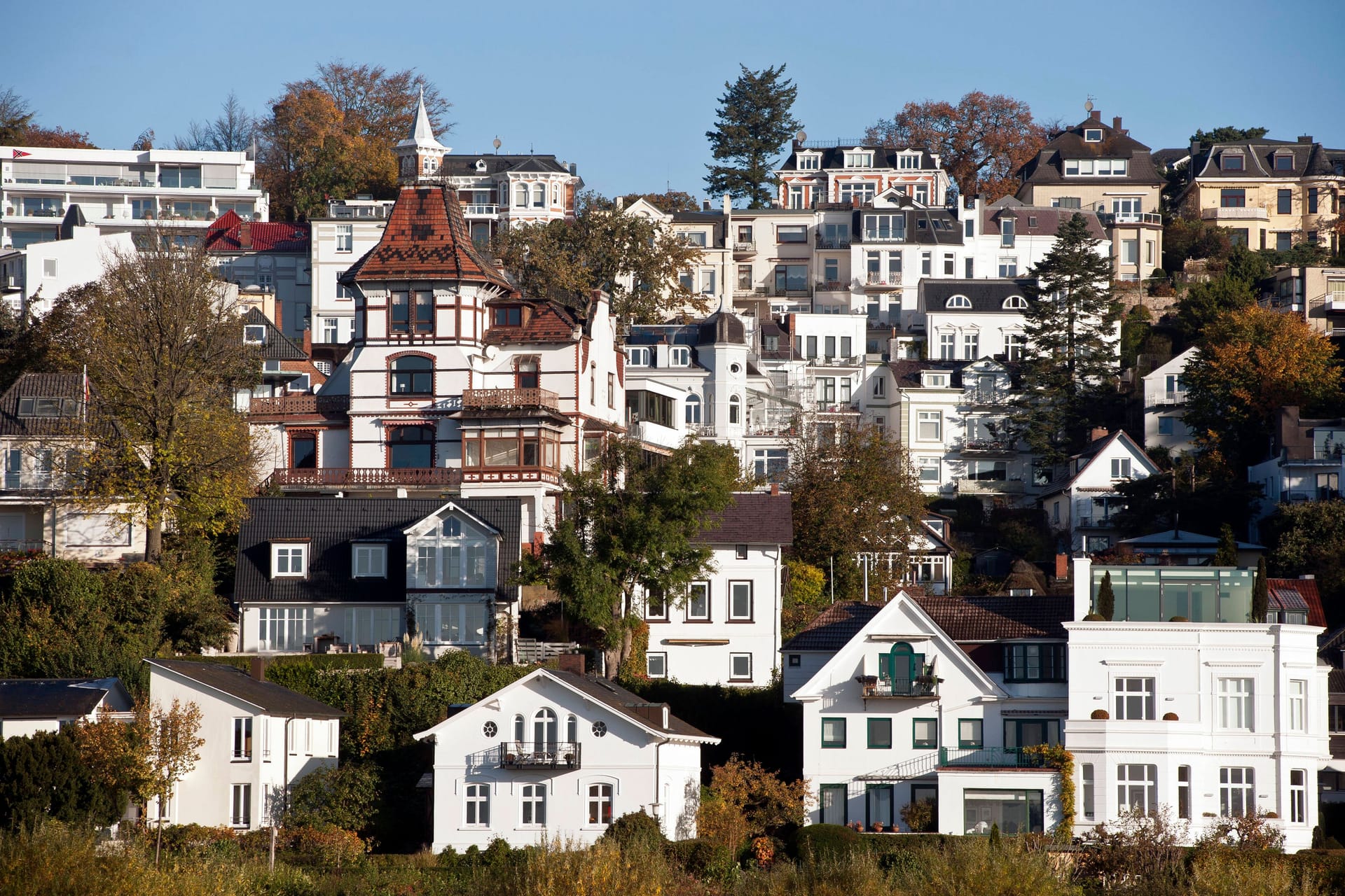 Villen in den Elbvororten: In Hamburgs exklusivsten Lagen wie Blankenese werden nach wie vor Höchstpreise für Immobilien erzielt.