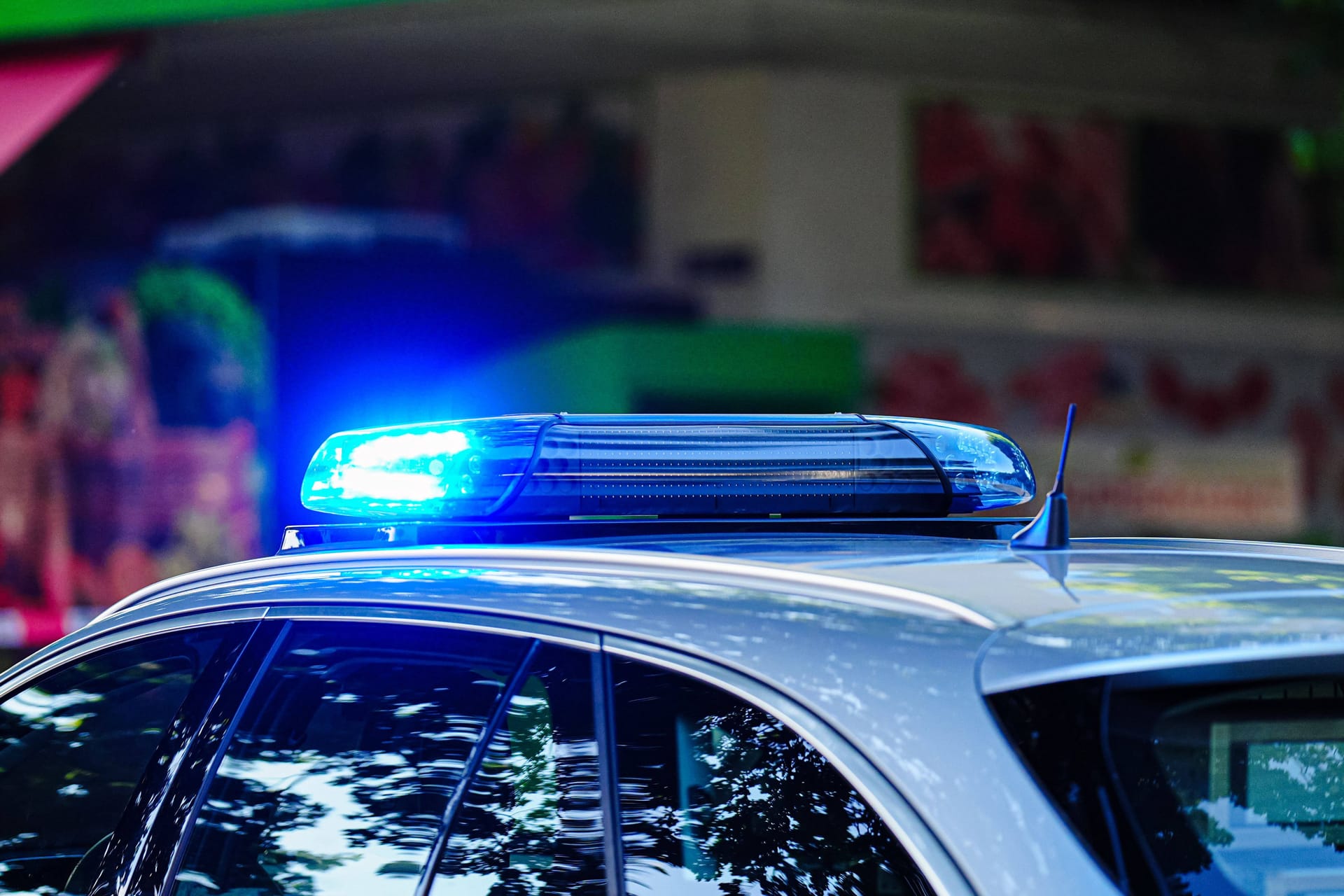 Ein Polizeiauto mit angeschaltemem Blaulicht (Symbolbild): Ein angebliches Tötungsdelikt stellt sicj jetzt als große Täuschung heraus.