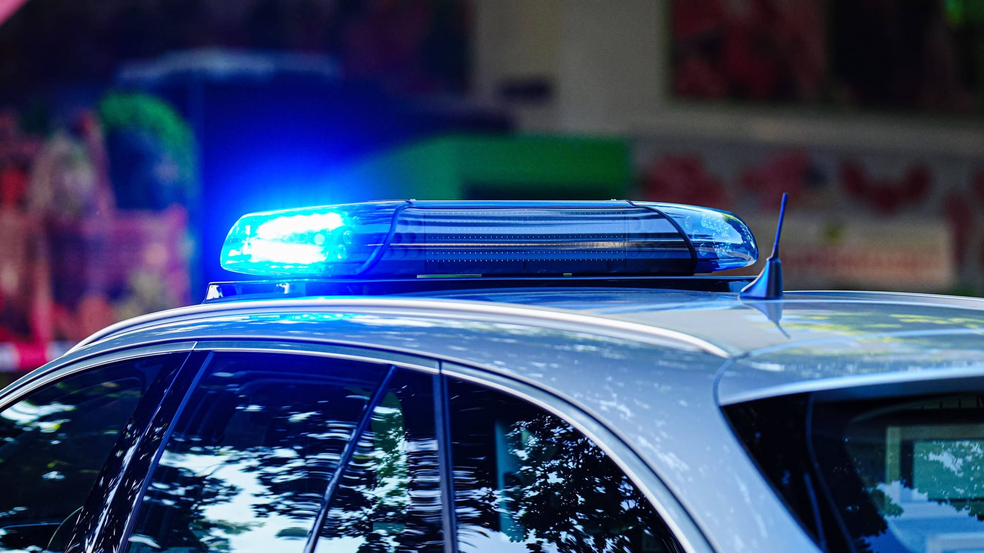 Ein Polizeiauto mit angeschaltemem Blaulicht (Symbolbild): Ein angebliches Tötungsdelikt stellt sicj jetzt als große Täuschung heraus.