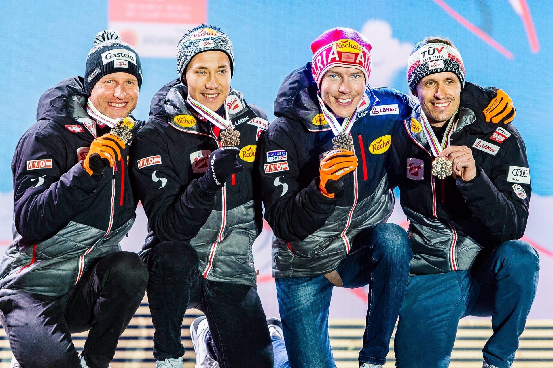 Die Bronzemedaillengewinner von 2019: Der Platz ist nun ungültig, weil Mario Seidl (2.v.l.) wegen Dopings bestraft wurde.