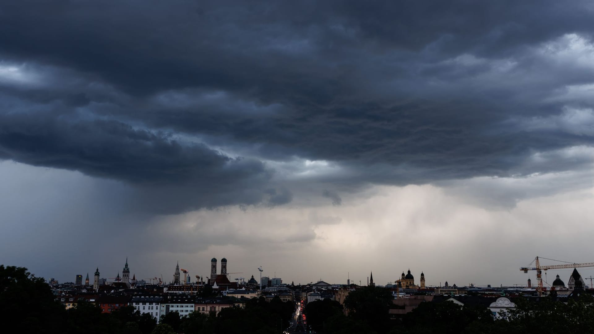Dunkle Wolken am Mittwochabend über der Münchner Altstadt.