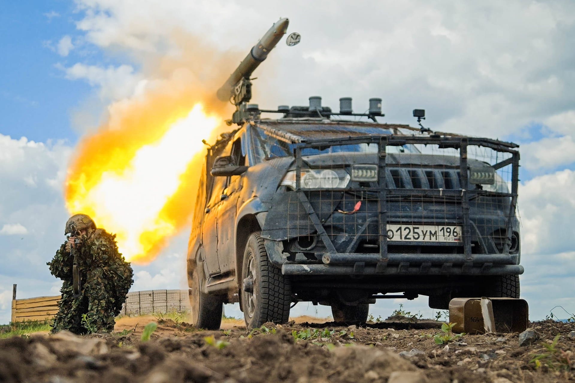 Russische Soldaten feuern eine Anti-Panzer-Rakete von einem Pick-Up ab: Russland könnte schon bald zur Sommeroffensive in der Ukraine blasen, meint ein Experte.