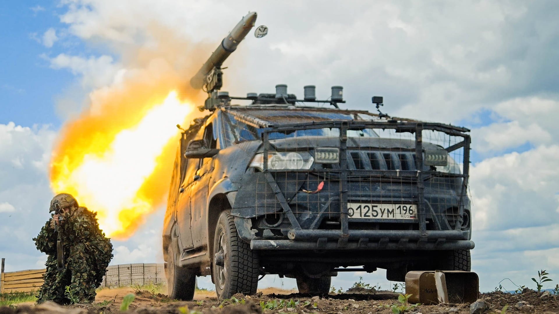 Russische Soldaten feuern eine Anti-Panzer-Rakete von einem Pick-Up ab: Russland könnte schon bald zur Sommeroffensive in der Ukraine blasen, meint ein Experte.