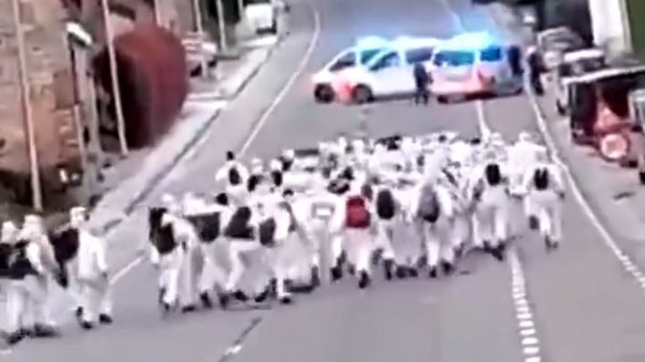 Standbild aus einem Video, das den Sturm der etwa 150 Aktivisten auf die Fabrik in Tournai zeigen soll: Die Firma liefert nach eigenen Angaben keine Waffen nach Israel.