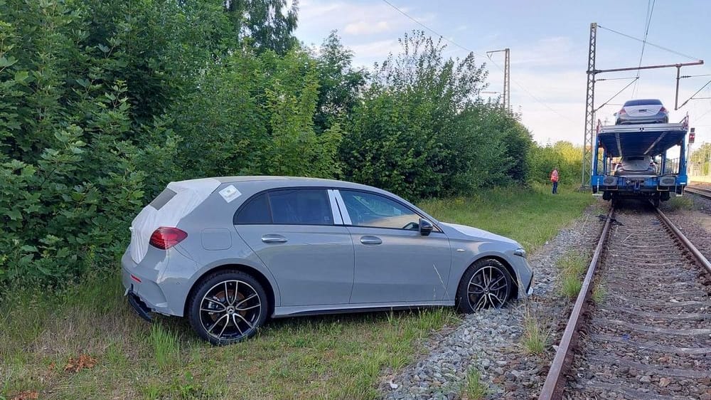 Auto im Gleisbette: Jugendliche manövrierten einen Neuwagen von einem Transportzug hinunter.