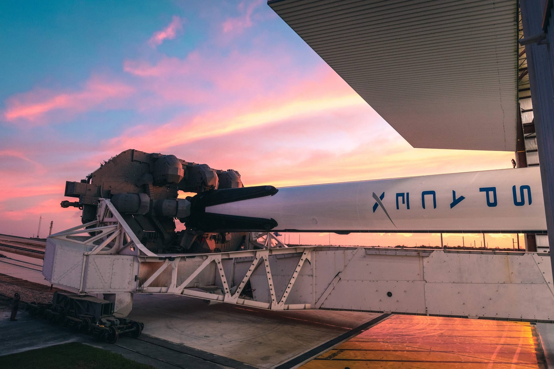 Florida: Das Dragon-Raumschiff und die Falcon-9-Rakete werden im Kennedy Space Center der Nasa auf die Startrampe transportiert.