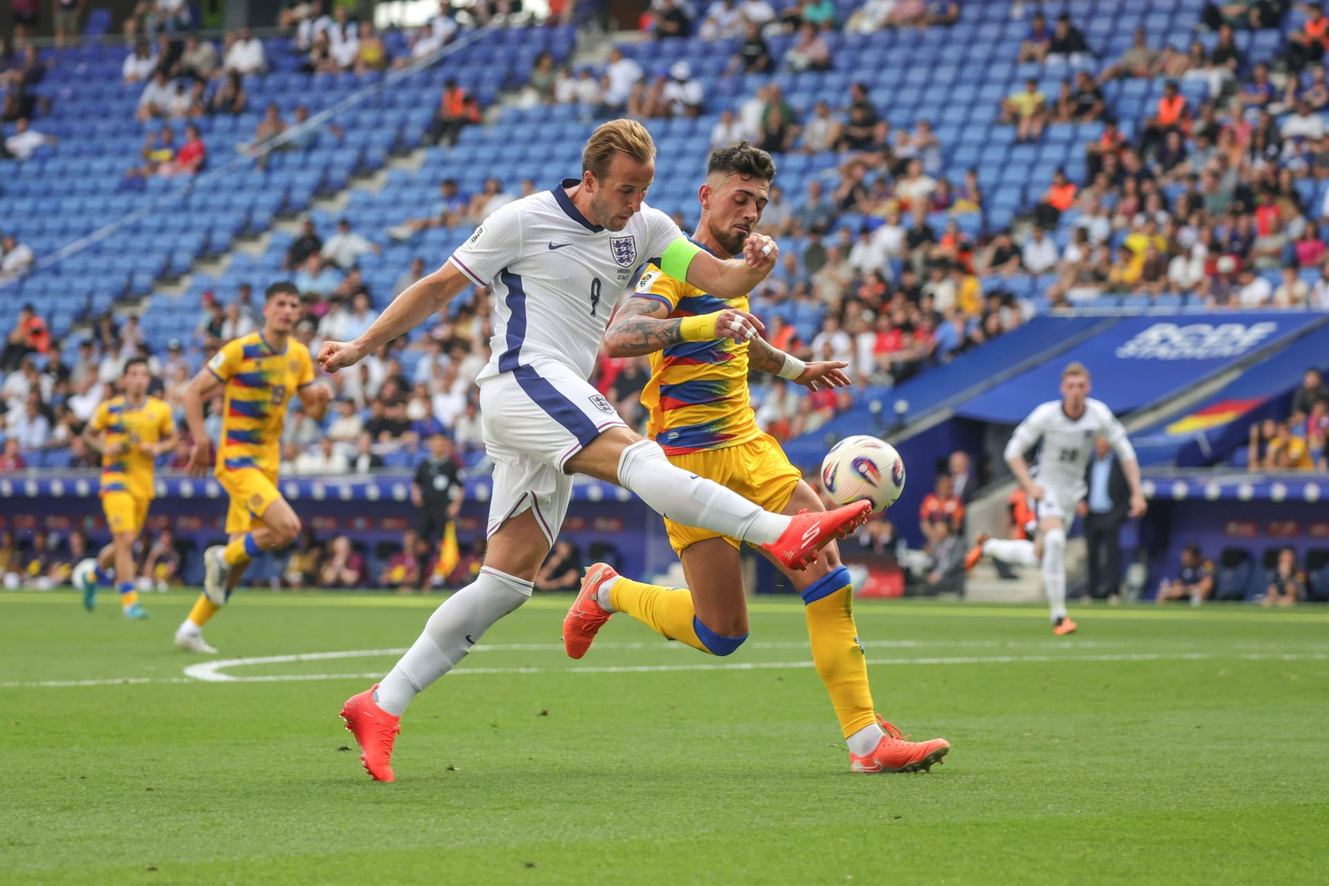 Harry Kane (l.) in Bedrängnis von Christian Garcia: Der Stürmer erlöste sein Team.