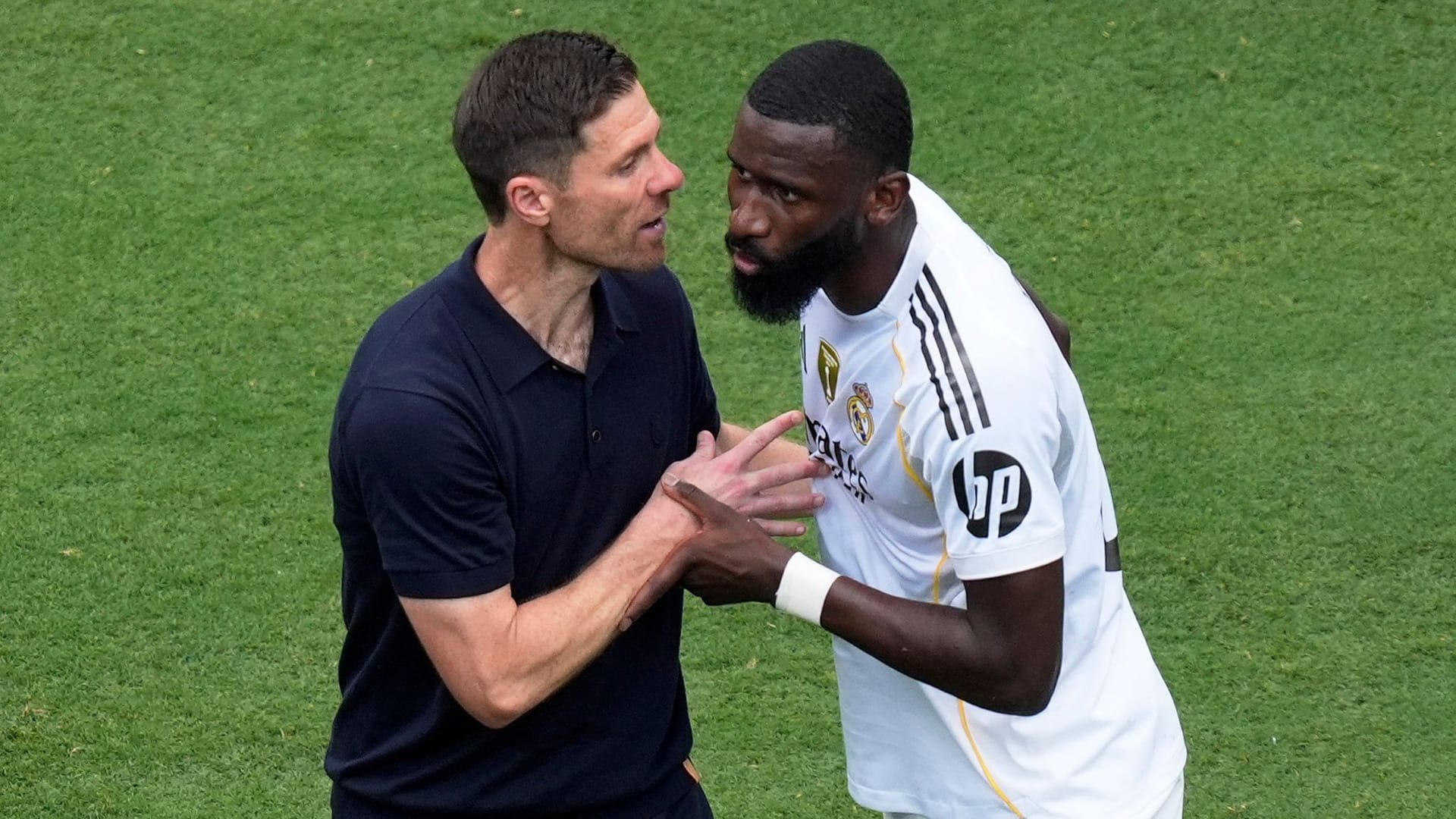 Erleichtert: Real-Trainer Alonso (li.) mit Abwehrspieler Rüdiger.