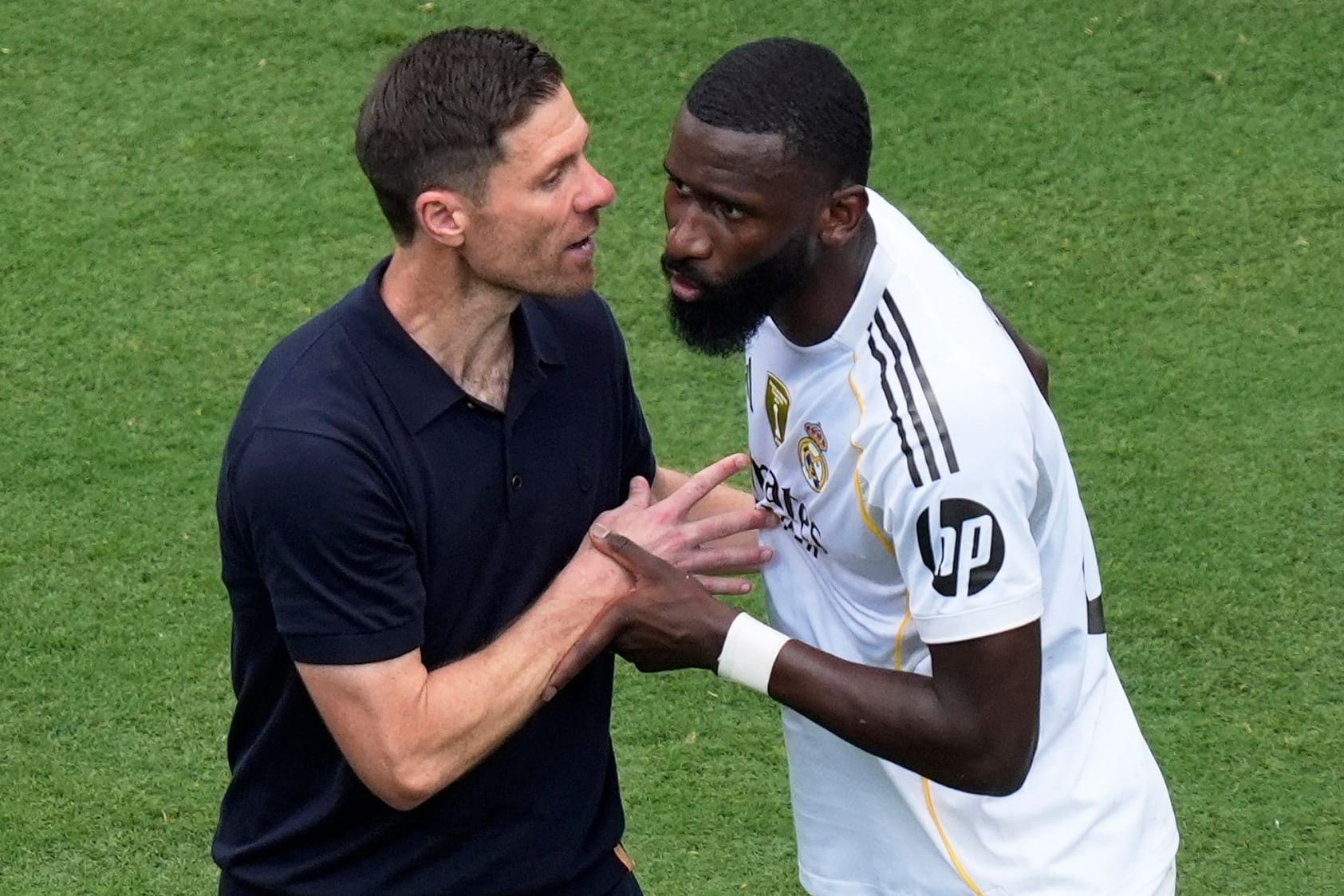 Erleichtert: Real-Trainer Alonso (li.) mit Abwehrspieler Rüdiger.