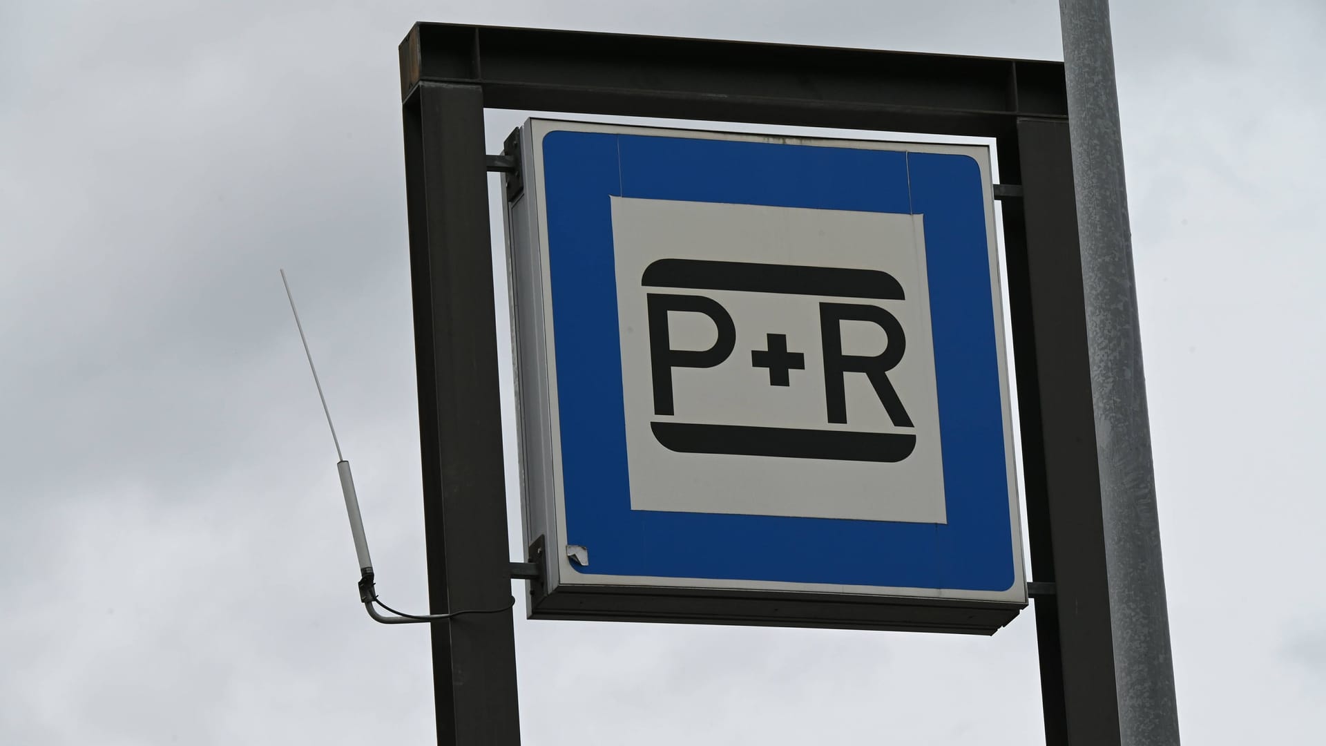 Ein Park+Ride-Parkplatz (Symbolbild): Die Region Hannover geht gegen Dauerparker vor. Ein Park+Ride-Parkplatz (Symbolbild): Die Region Hannover geht gegen Dauerparker vor.