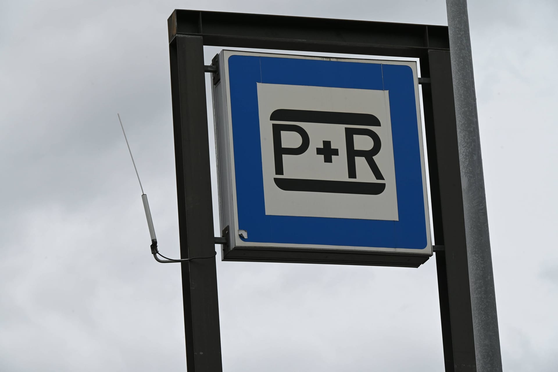 Ein Park+Ride-Parkplatz (Symbolbild): Die Region Hannover geht gegen Dauerparker vor.