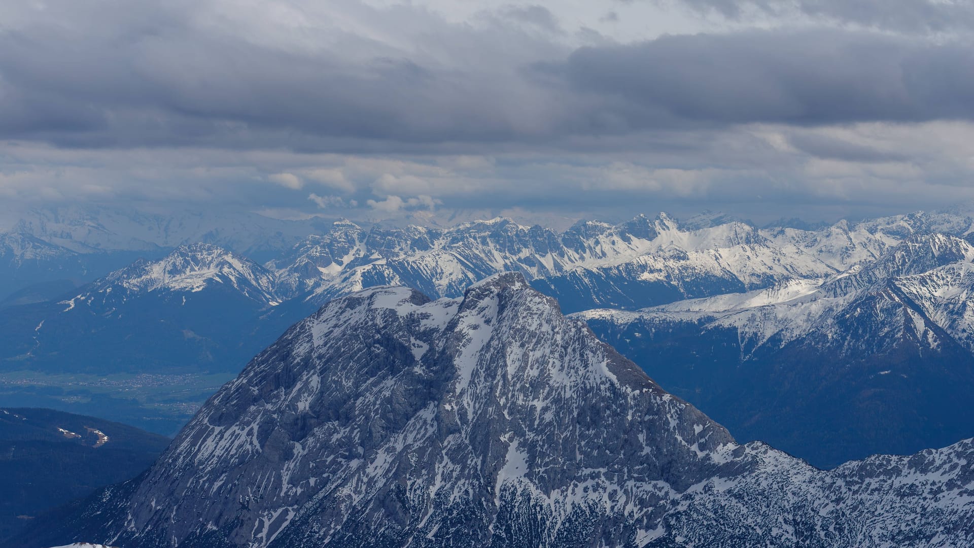 Blick auf die verschneite Zugspitze (Symbolbild): Schauplatz eines dramatischen Rettungseinsatzes.