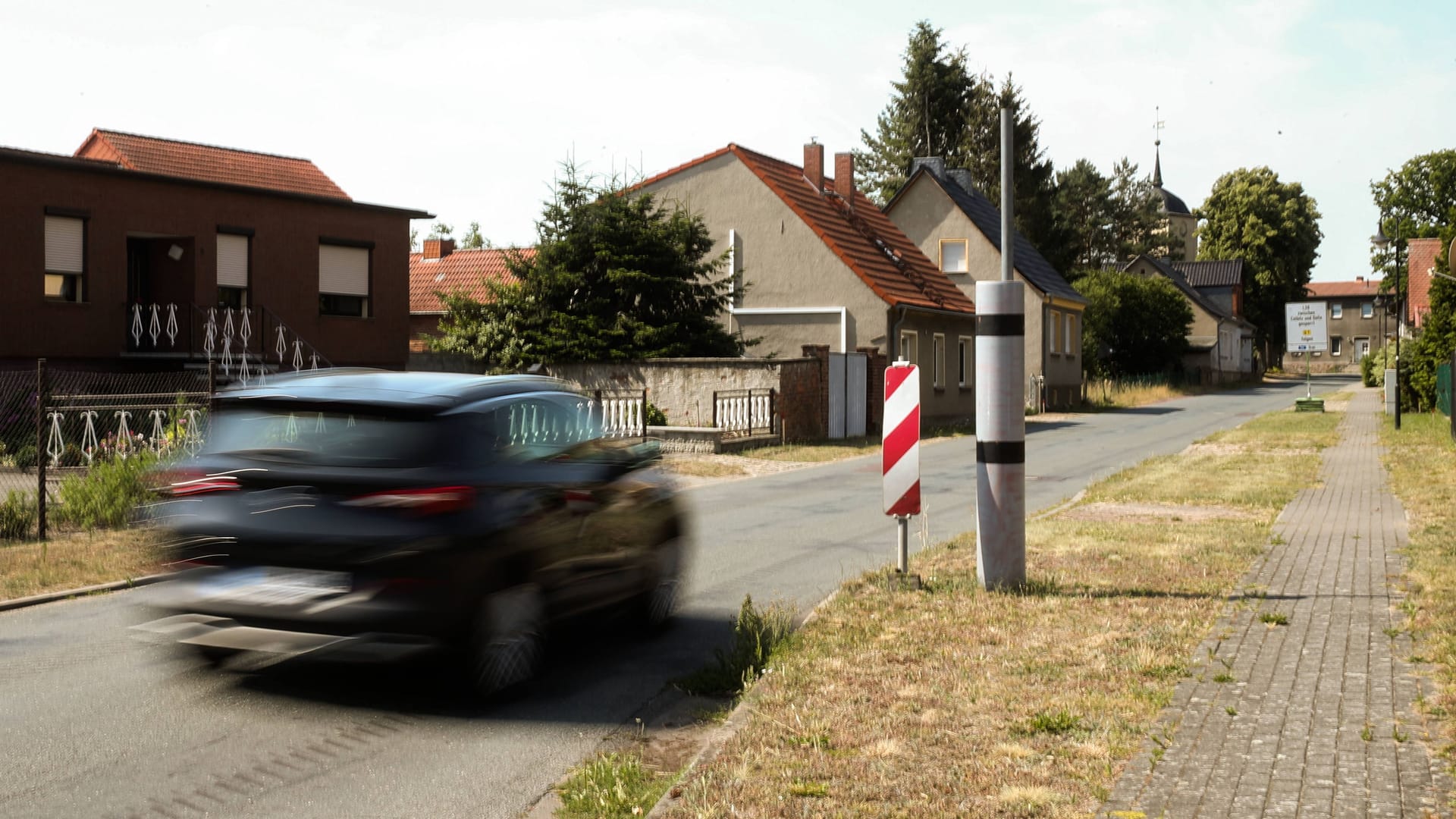 Nicht immer fair – aber oft legal: In manchen Ländern steht der Blitzer nur wenige Meter hinter dem Ortsschild.
