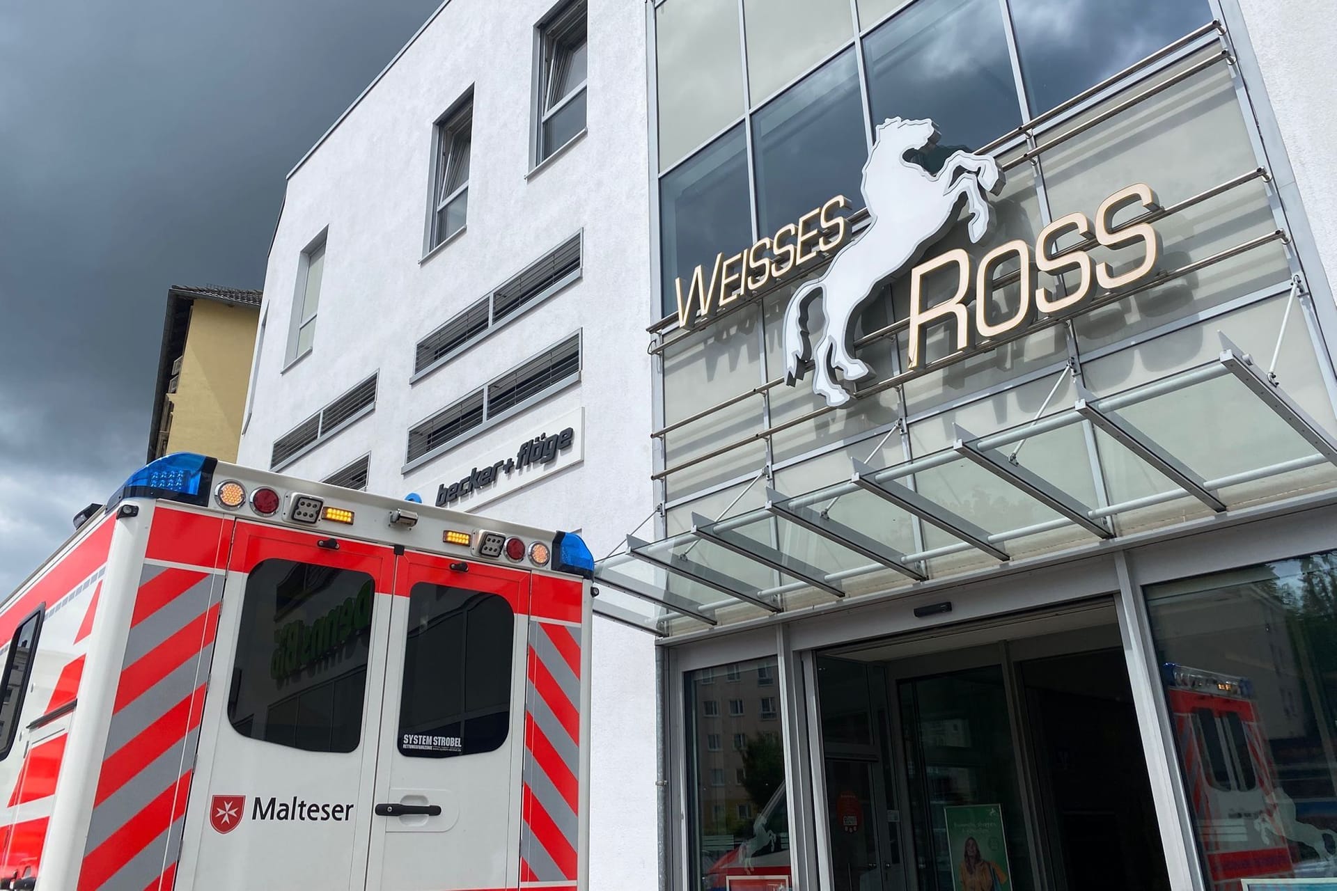 Rettungswagen am "Weissen Ross": Mehrere Kräfte sind hier im Einsatz.