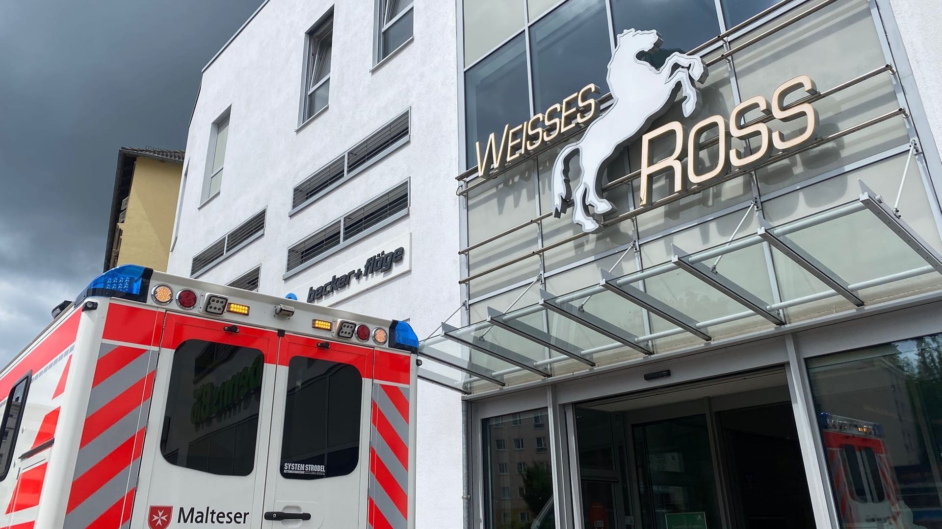 Rettungswagen am "Weissen Ross": Mehrere Kräfte sind hier im Einsatz. Rettungswagen am "Weissen Ross": Mehrere Kräfte sind hier im Einsatz.