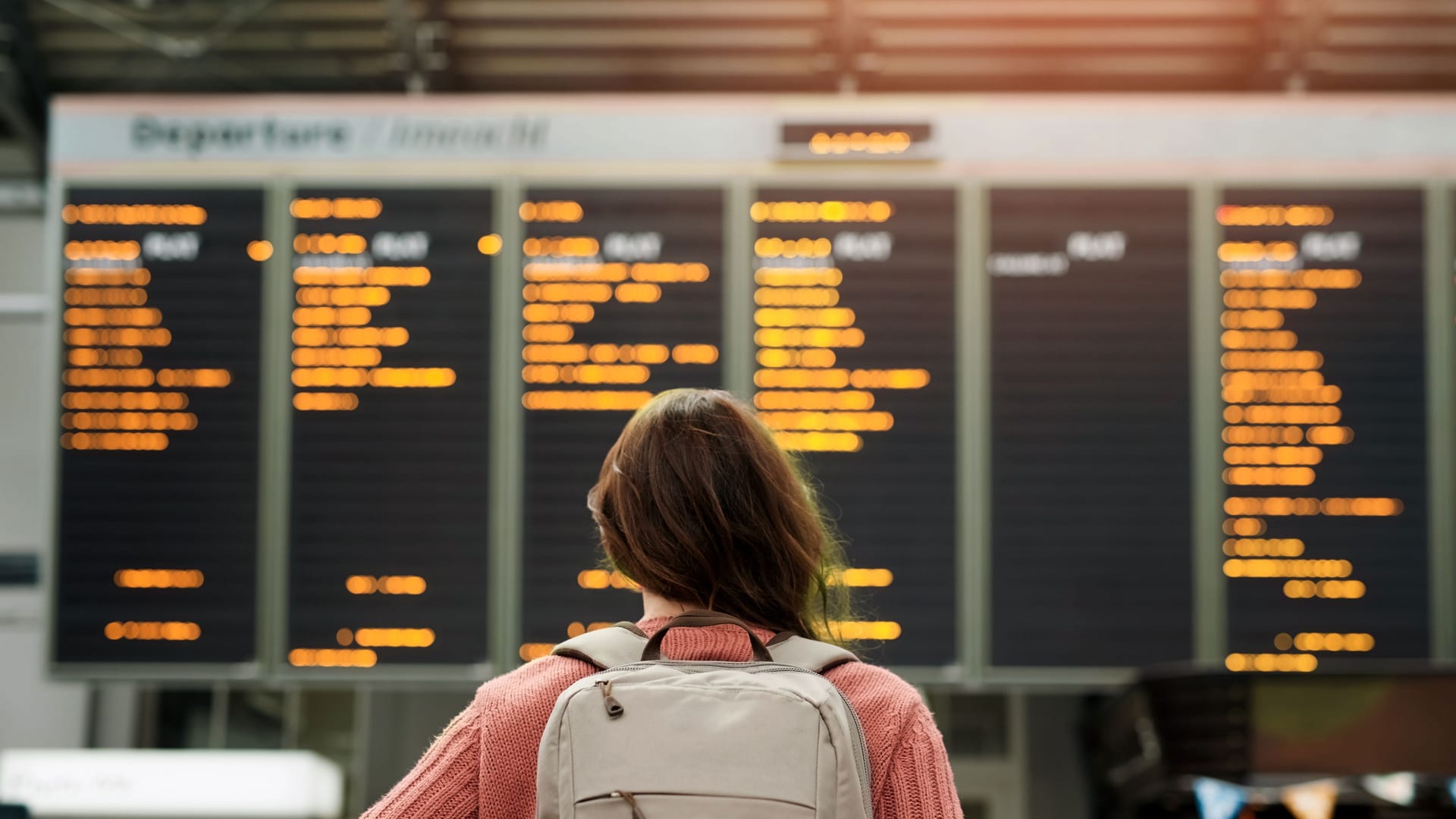 Anzeigetafel am Flughafen: Bei verspäteten Flügen erhalten Fluggäste unter gewissen Bedingungen eine Entschädigung (Symbolbild).