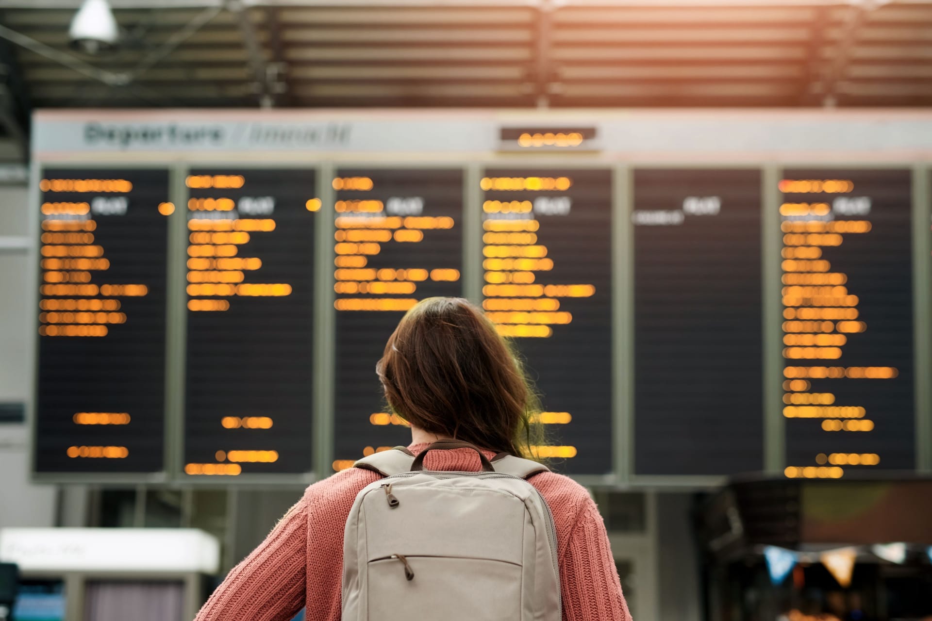 Anzeigetafel am Flughafen: Bei verspäteten Flügen erhalten Fluggäste unter gewissen Bedingungen eine Entschädigung (Symbolbild).