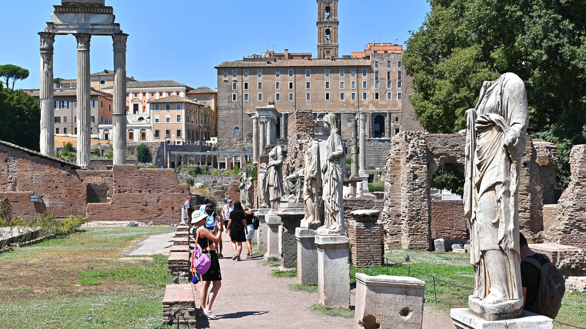 Hitze in Rom: Touristen besichtigen das Forum Romanum. An diesem Wochenende werden in der Hauptstadt Italiens Temperaturen an die 40 Grad erwartet.