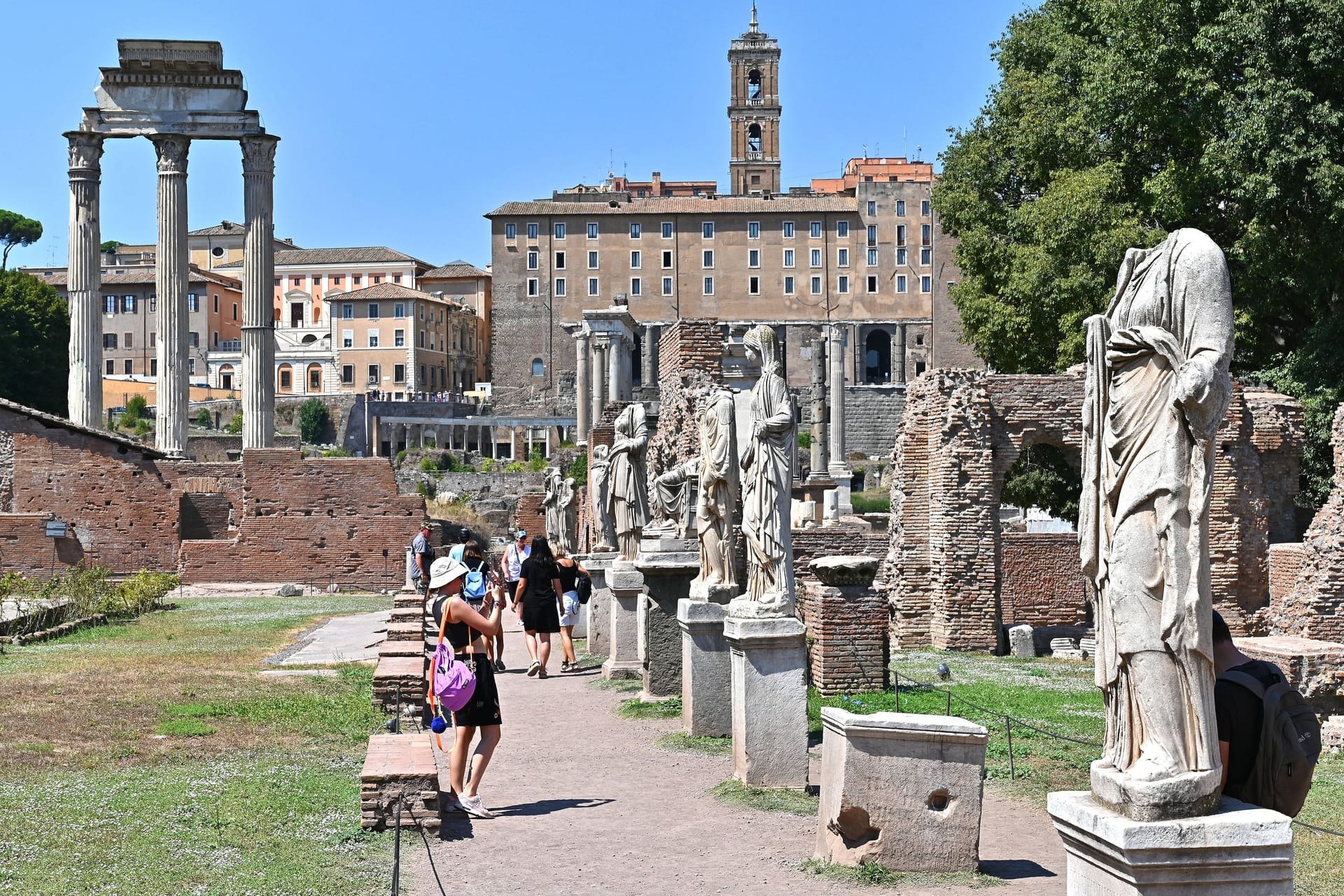 Hitze in Rom: Touristen besichtigen das Forum Romanum. An diesem Wochenende werden in der Hauptstadt Italiens Temperaturen an die 40 Grad erwartet.