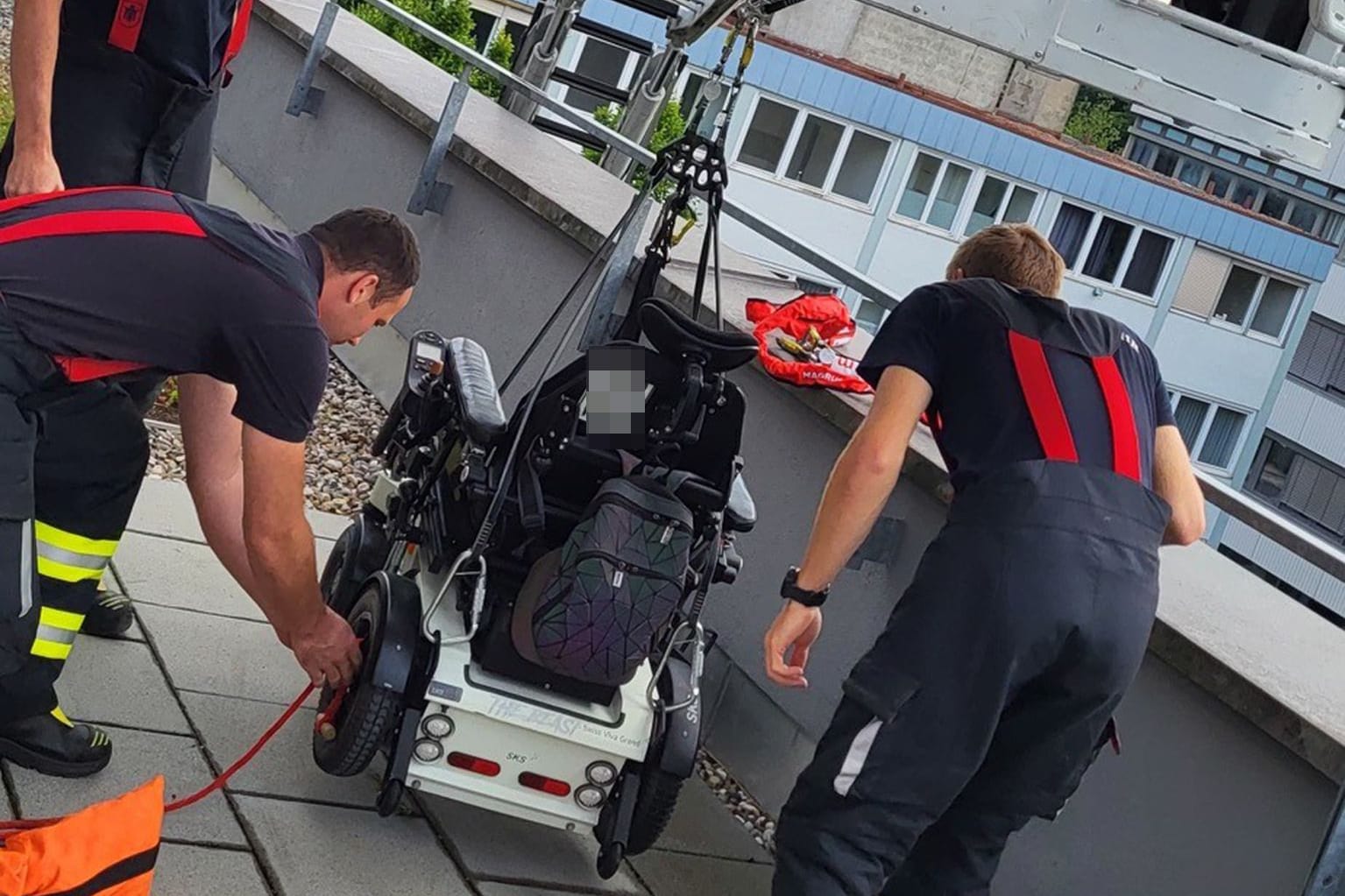Mithilfe eines Kranhängesystems konnte die Feuerwehr den Rollstuhl sicher nach unten bringen.