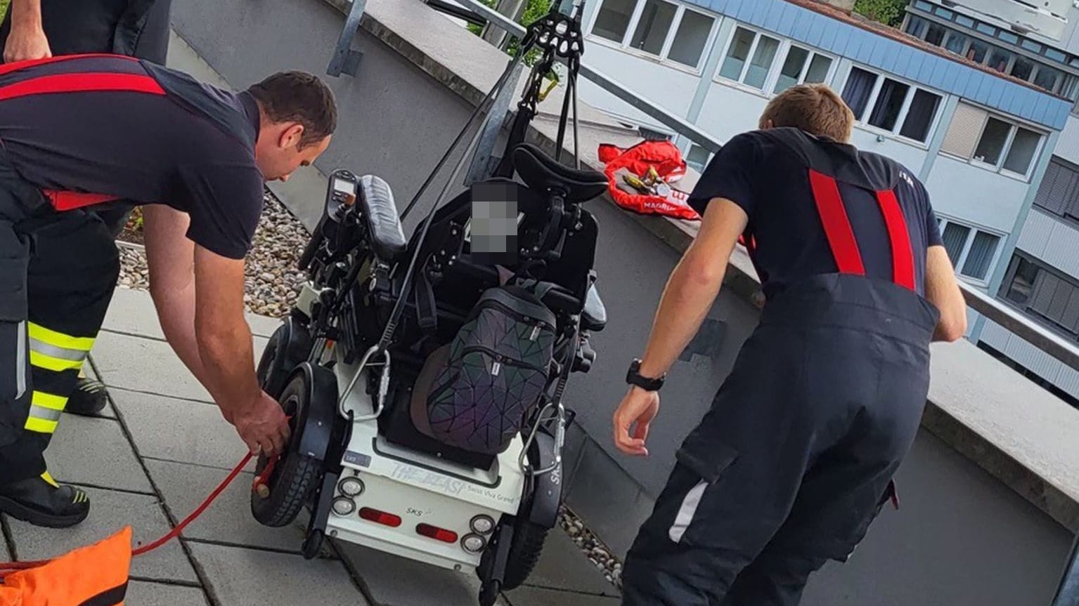 Mithilfe eines Kranhängesystems konnte die Feuerwehr den Rollstuhl sicher nach unten bringen.