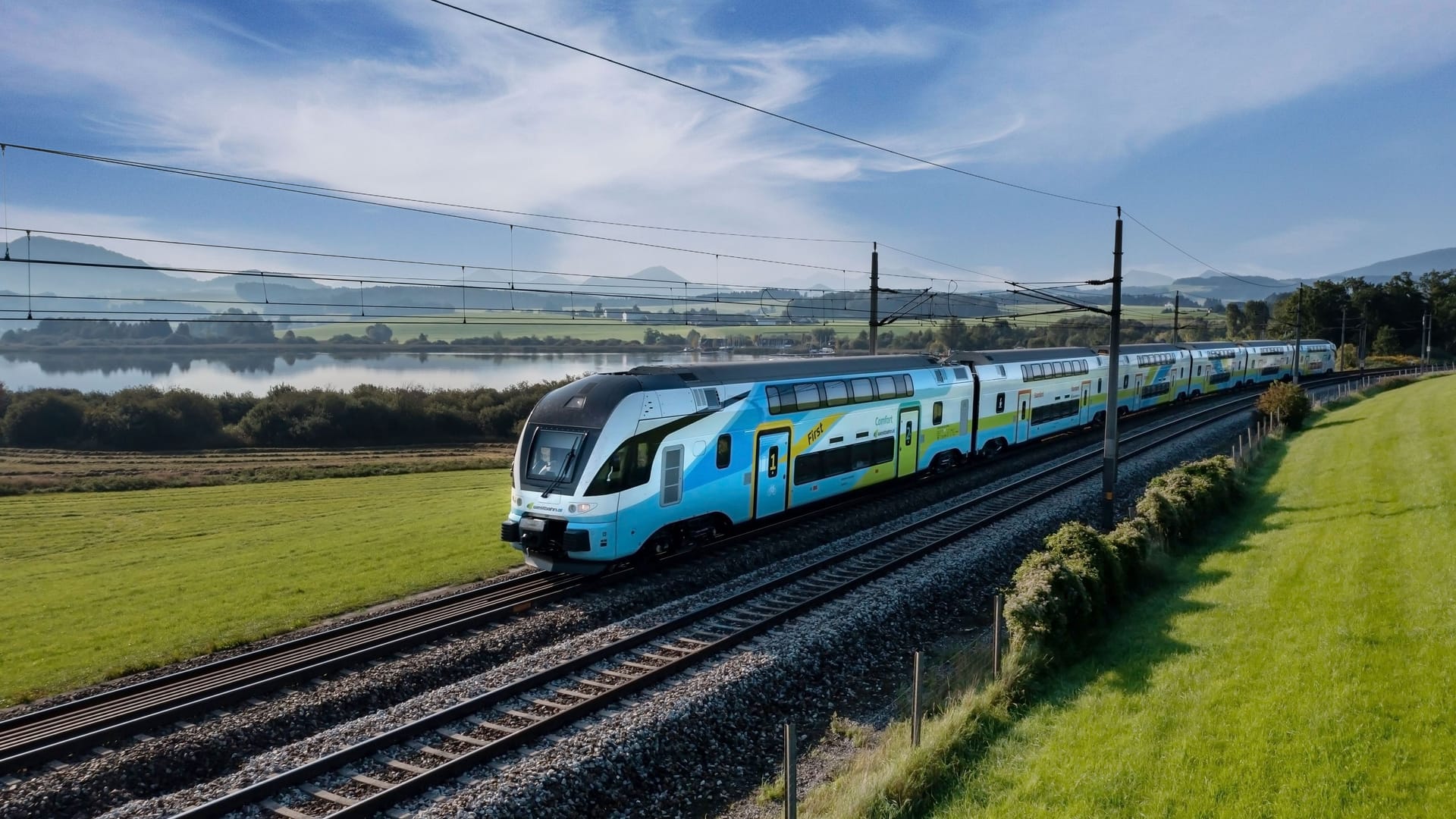 Die WESTbahn unterwegs durch malerische Landschaften: Die modernen Doppelstockzüge verbinden Komfort, Ausblick und umweltfreundliches Reisen. Die WESTbahn unterwegs durch malerische Landschaften: Die modernen Doppelstockzüge verbinden Komfort, Ausblick und umweltfreundliches Reisen.
