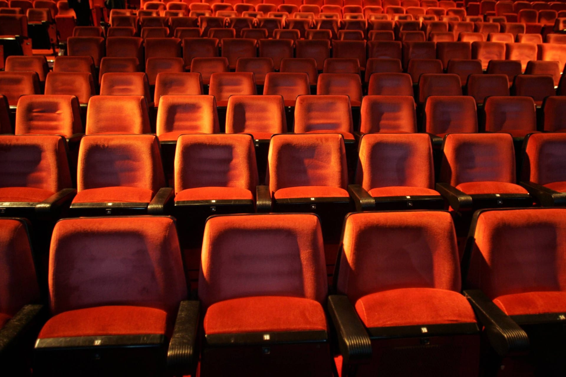 Sitzreihen in einem Kino (Symbolbild): Der Mega-Kinokomplex Cinecittà ist im Internet nach einem Video in die Kritik geraten.